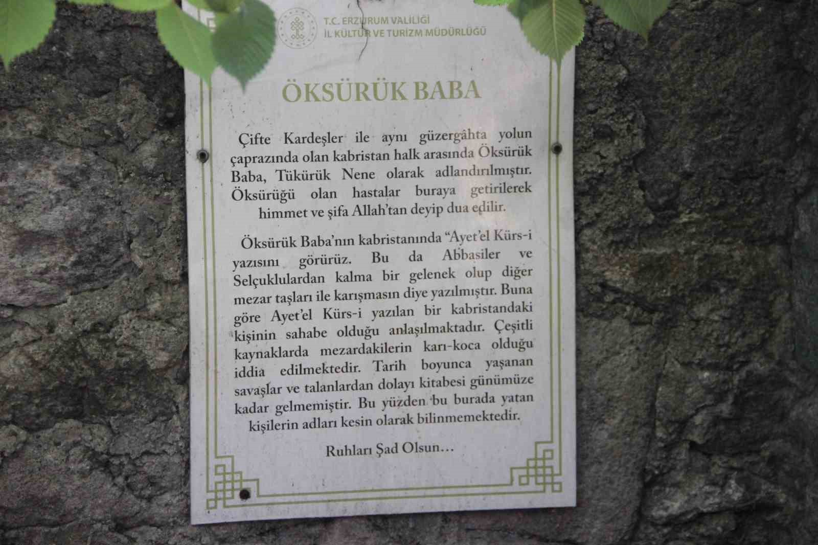 "ÖKSÜRÜK BABA" OLARAK BİLİNEN TARİHİ ZİYARETGÂH, ÖZELLİKLE ÖKSÜRÜK RAHATSIZLIĞI YAŞAYAN VATANDAŞLARIN ŞİFA UMUDUYLA ZİYARET ETTİĞİ BİR MEKÂN OLARAK ÖNE ÇIKIYOR.