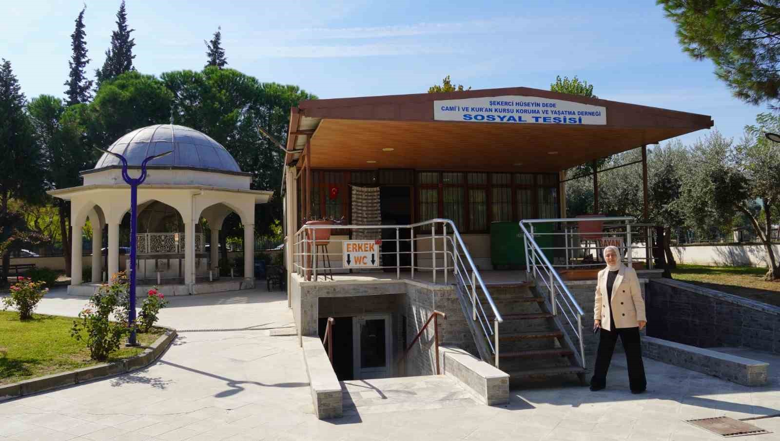 MANİSA’NIN YUNUSEMRE İLÇESİNDE YAKLAŞIK 10 YILDIR KULLANILMAYAN SOSYAL TESİS, DİKİŞ NAKIŞ KURSLARIYLA EĞİTİM YUVASINA DÖNÜŞTÜ. GÜZELYURT MAHALLESİ’NDE GEÇEN YIL BAŞLATILAN KURSLARDA 150 KADIN EĞİTİM ALIRKEN, YENİ EĞİTİM DÖNEMİNDE DE 40 KADIN KURSİYER TERZİLİK ÖĞRENMEYE BAŞLADI. KURSLAR SAYESİNDE KADINLAR HEM MESLEK SAHİBİ OLMA YOLUNDA İLERLİYOR HEM DE SOSYALLEŞEREK YENİ BİR ÇEVRE EDİNİYOR.