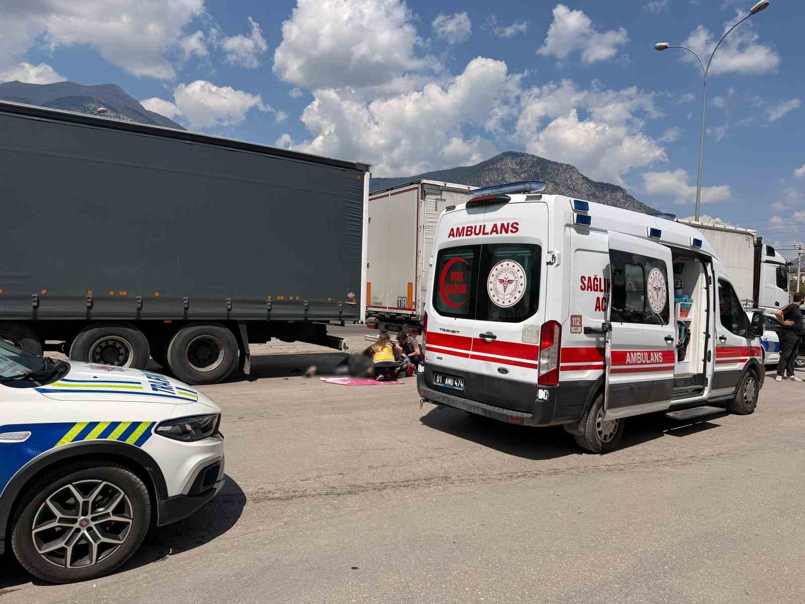 ADANA’NIN POZANTI İLÇESİNDE TIRIN ARKA STOP LAMBASINI TAMİR ETTİREN 62 YAŞINDAKİ ADAM, BAŞKA BİR TIRIN GERİ MANEVRA İLE ÇARPMASI SONUCU İKİ TIR ARASINDA SIKIŞARAK CAN VERDİ.