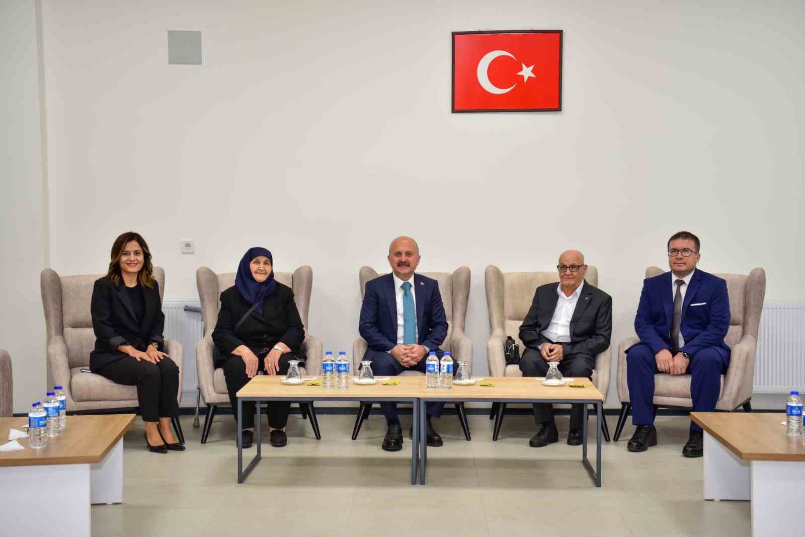 AYDIN VALİSİ DR. OSMAN VAROL, 1 EKİM DÜNYA YAŞLILAR GÜNÜ DOLAYISIYLA AYDIN HUZUREVİ YAŞLI BAKIM VE REHABİLİTASYON MERKEZİ’Nİ ZİYARET EDEREK HUZUREVİ SAKİNLERİYLE BİR ARAYA GELDİ.