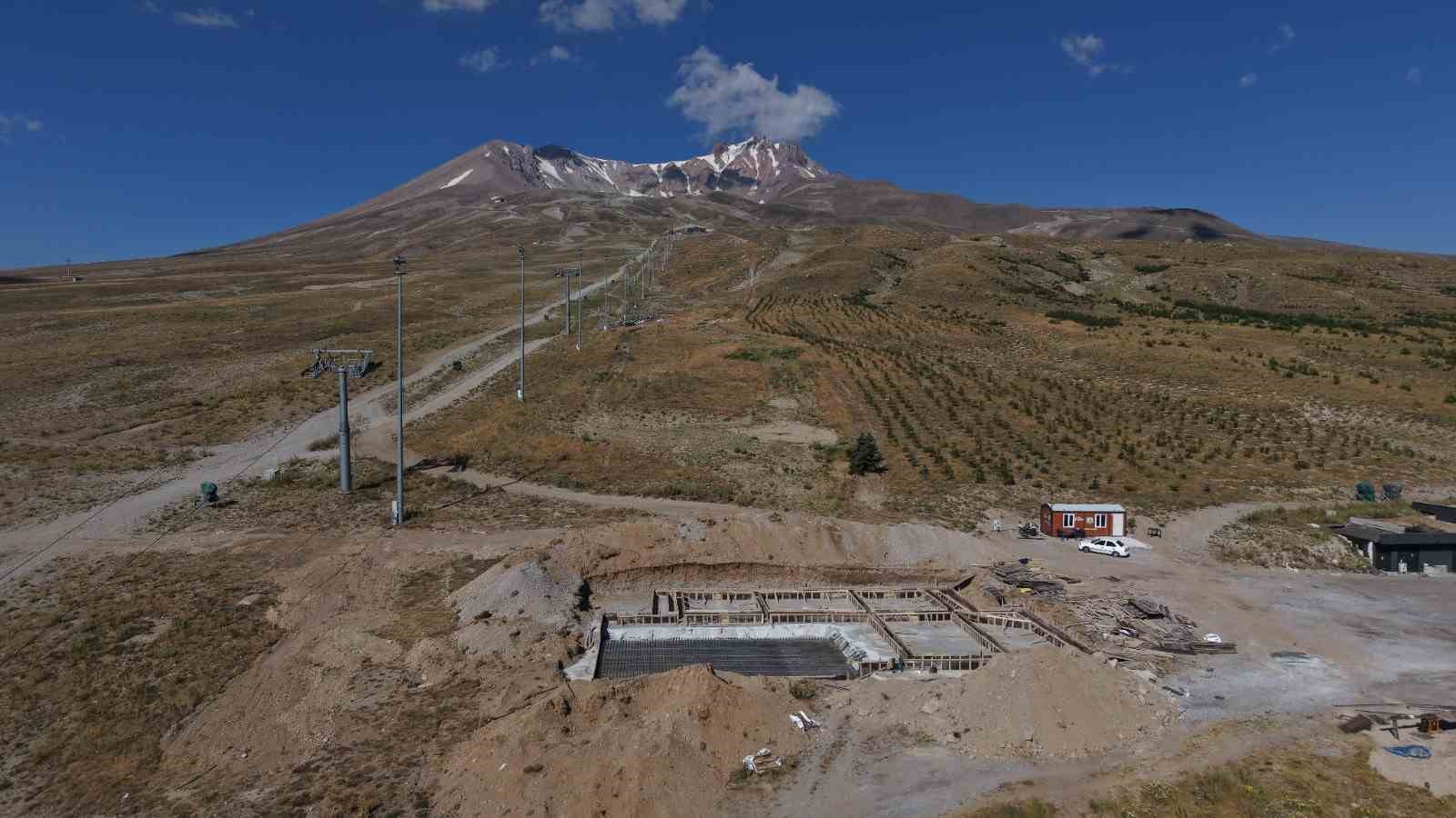 KAYSERİ BÜYÜKŞEHİR BELEDİYESİ’NİN ERCİYES KAYAK MERKEZİ’Nİ DÖRT MEVSİM TURİZMİN GÜÇLÜ MERKEZLERİNDEN BİRİ HALİNE GETİRME VİZYONU İSTİKAMETİNDE HAYATA GEÇİRİLEN DAĞ KIZAĞI PROJESİNDE ÇALIŞMALAR BAŞLADI.