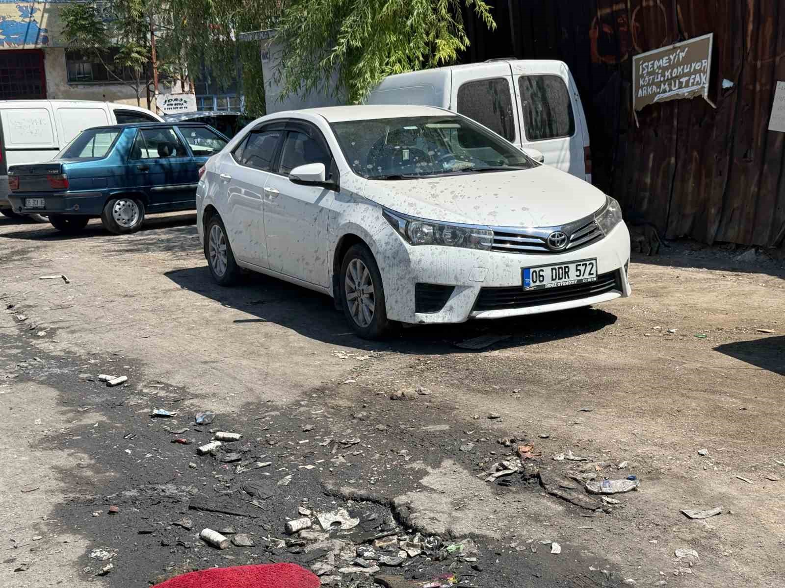 ESKİŞEHİR’İN ODUNPAZARI İLÇESİNE BAĞLI KÜÇÜK SANAYİ SİTESİ’NDEKİ BİR SOKAKTA YOL ÜZERİNDE MEYDANA GELEN DERİN ÇÖKÜNTÜ VE ATIKLAR ULAŞIMI OLUMSUZ ETKİLİYOR.