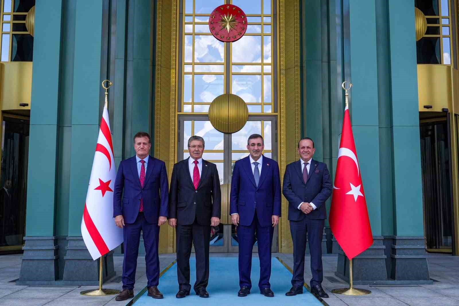 CUMHURBAŞKANI YARDIMCISI YILMAZ, KKTC BAŞBAKANI ÜNAL ÜSTEL VE BERABERİNDEKİLERLE GÖRÜŞTÜ