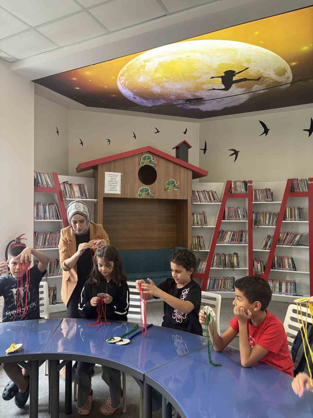 AYDIN İL HALK KÜTÜPHANESİ TARAFINDAN DÜZENLENEN KİTAP ETKİNLİKLERİ KAPSAMINDA ÇOCUKLAR, AYDIN ÇOCUK VE GENÇLİK KÜTÜPHANESİ’NDE BİR ARAYA GELDİ. ETKİLEŞİMLİ KİTAP OKUMA ETKİNLİĞİNE KATILAN ÇOCUKLAR, ARDINDAN ARKADAŞLIK BİLEKLİKLERİ TASARLAYARAK HEM EĞLENDİ HEM DE BİRLİKTE ÜRETMENİN KEYFİNİ YAŞADI.