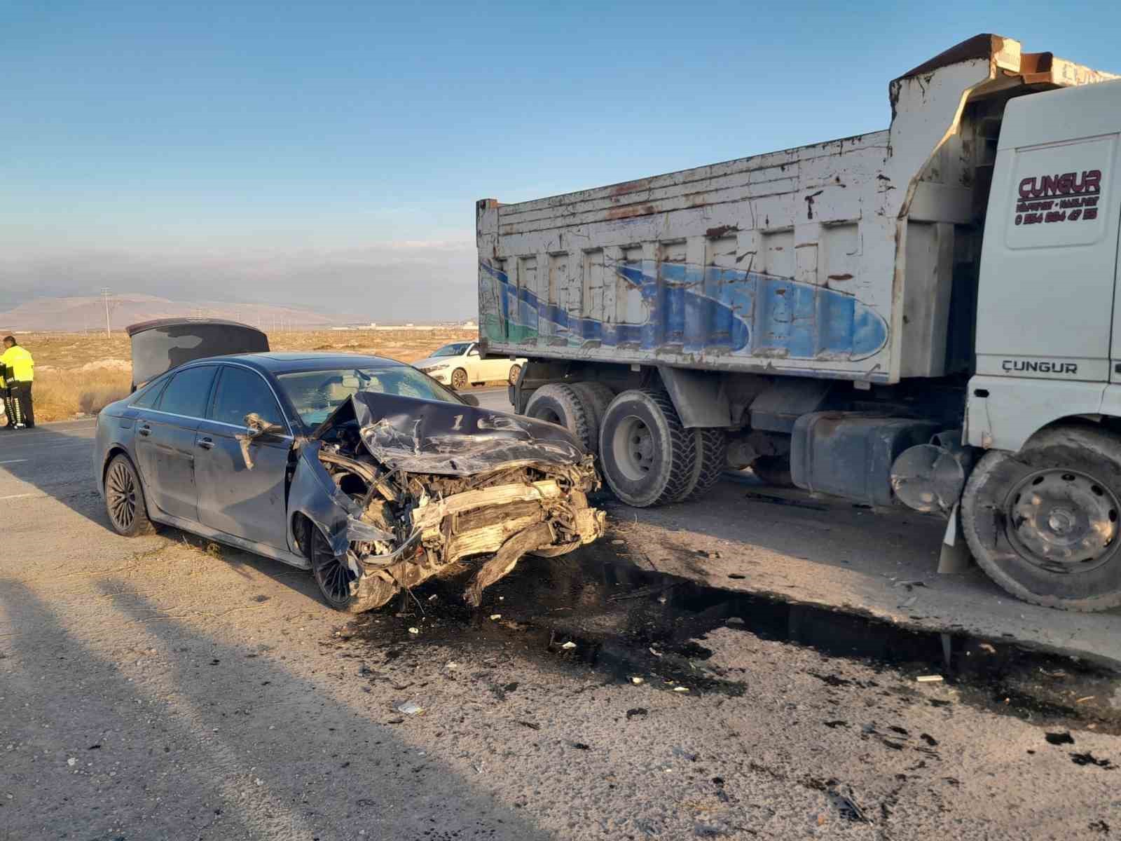KONYA’NIN KARAPINAR İLÇESİNDE KAMYON İLE OTOMOBİLİN ÇARPIŞMASI SONUCU MEYDANA GELEN KAZADA 1 KİŞİ YARALANDI.