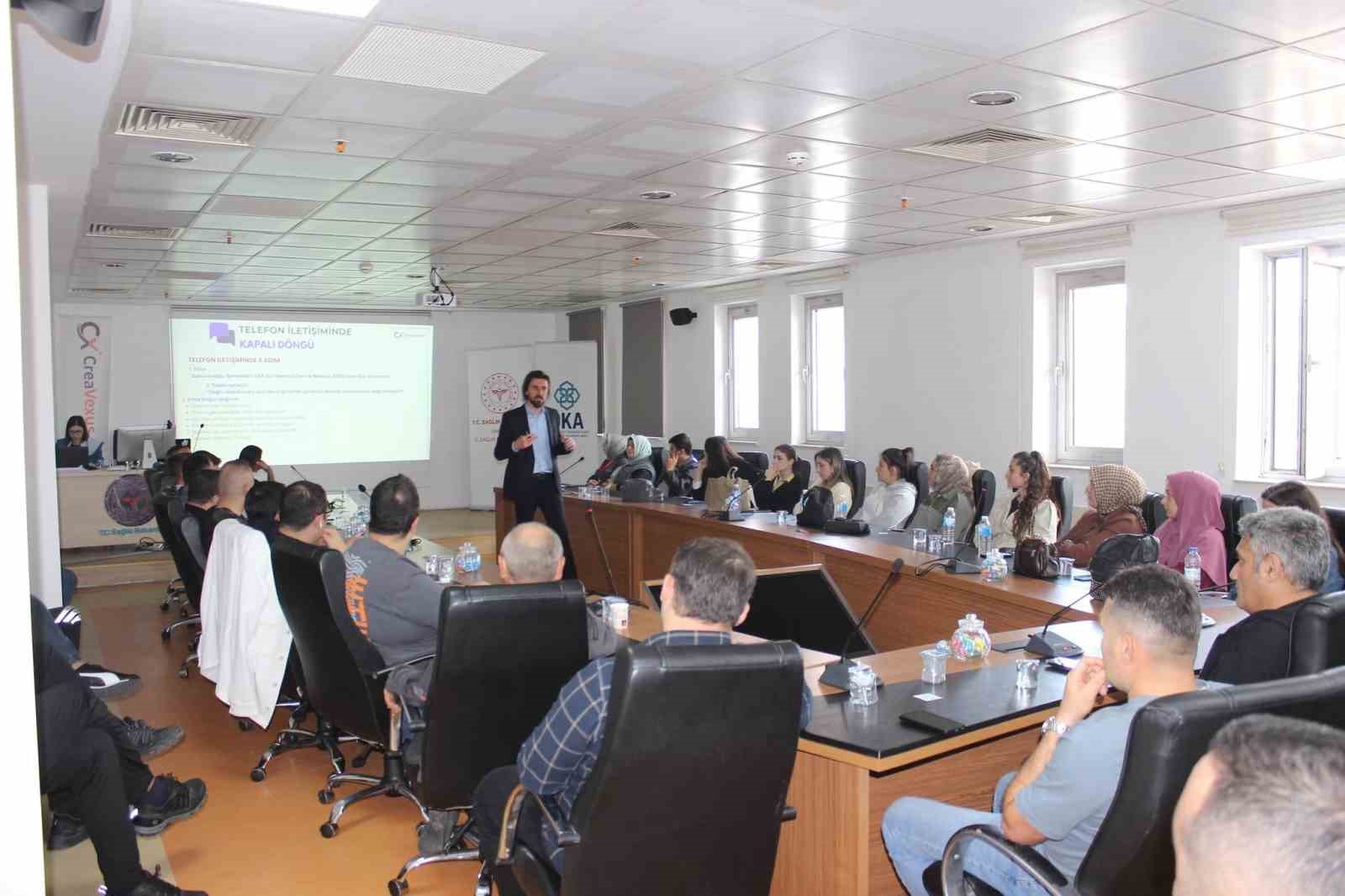 AMASYA İL SAĞLIK MÜDÜRLÜĞÜ VE ORTA KARADENİZ KALKINMA AJANSI (OKA) İŞ BİRLİĞİYLE YÜRÜTÜLEN "SAĞLIK KAHRAMANLARININ GÖRÜNMEYEN GÜCÜ: ÇEVİK İLETİŞİM VE DUYGUSAL DAYANIKLILIK PROJESİ" KAPSAMINDAKİ EĞİTİM PROGRAMI DEVAM EDİYOR. AMASYA ÜNİVERSİTESİ SABUNCUOĞLU ŞEREFEDDİN EĞİTİM VE ARAŞTIRMA HASTANESİ’NDE GÖREVLİ GÜVENLİK HİZMETLERİ BİRİMİ PERSONELLERİNE YÖNELİK UZMAN EĞİTMENLERİN SUNUMLARIYLA GERÇEKLEŞTİRİLEN PROGRAMDA ETKİLİ İLETİŞİM, STRESLE BAŞ ETME YÖNTEMLERİ VE MOTİVASYON EĞİTİMLERİ İŞLENDİ.