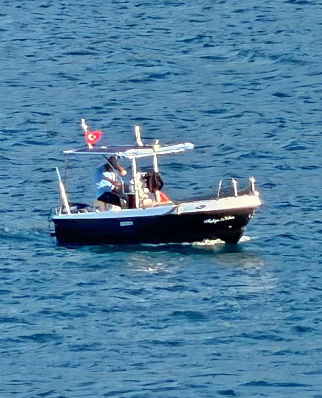 BARTIN’IN AMASRA İLÇESİNDE BALIK TUTMAK İÇİN KENDİ TEKNESİYLE DENİZE AÇILAN 43 YAŞINDAKİ MADEN İŞÇİSİ İLKER MIZRAP’TAN, EŞİNE GÖNDERDİĞİ "BALIKLARI TUTTUM, GELİYORUM" MESAJININ ARDINDAN BİR DAHA HABER ALINAMADI. (MIZRAK'IN TEKNESİ İLE DENİZDE SEYİR HALİNDEKİ FOTOĞRAFI)