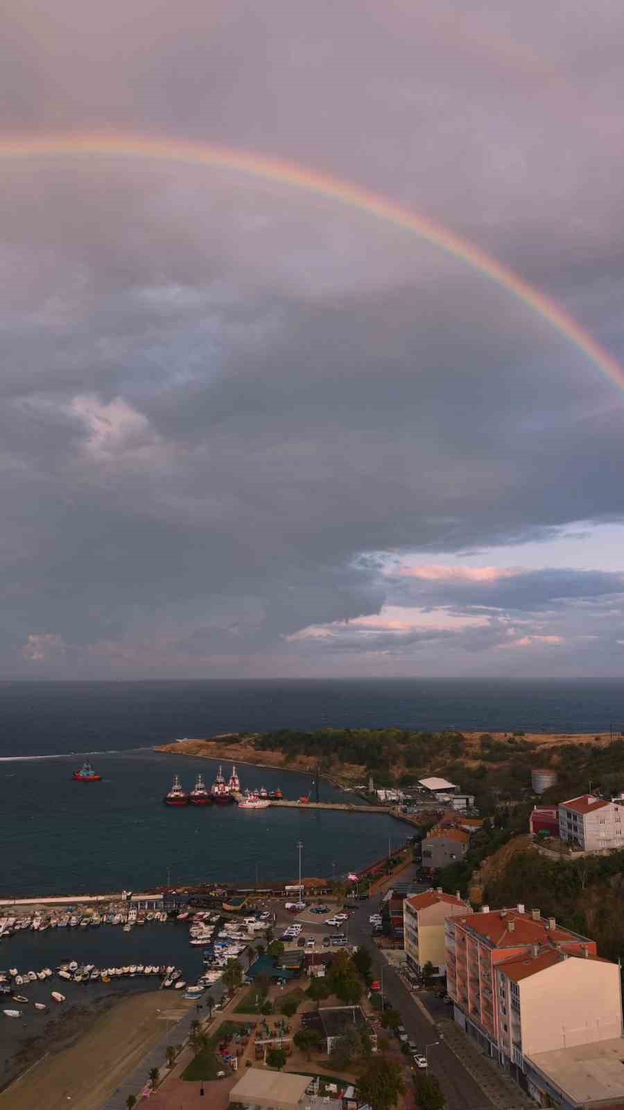 TEKİRDAĞ’IN MARMARAEREĞLİSİ İLÇESİNDE YAĞIŞIN ARDINDAN ORTAYA ÇIKAN GÖKKUŞAĞI, GÖKYÜZÜNDE GÖRSEL ŞÖLEN OLUŞTURDU. MUHTEŞEM MANZARAYI DRONE İLE HAVADAN GÖRÜNTÜLEYEN İBRAHİM ÖZKAN, ORTAYA RENKLİ GÖRÜNTÜLER ÇIKARDI.