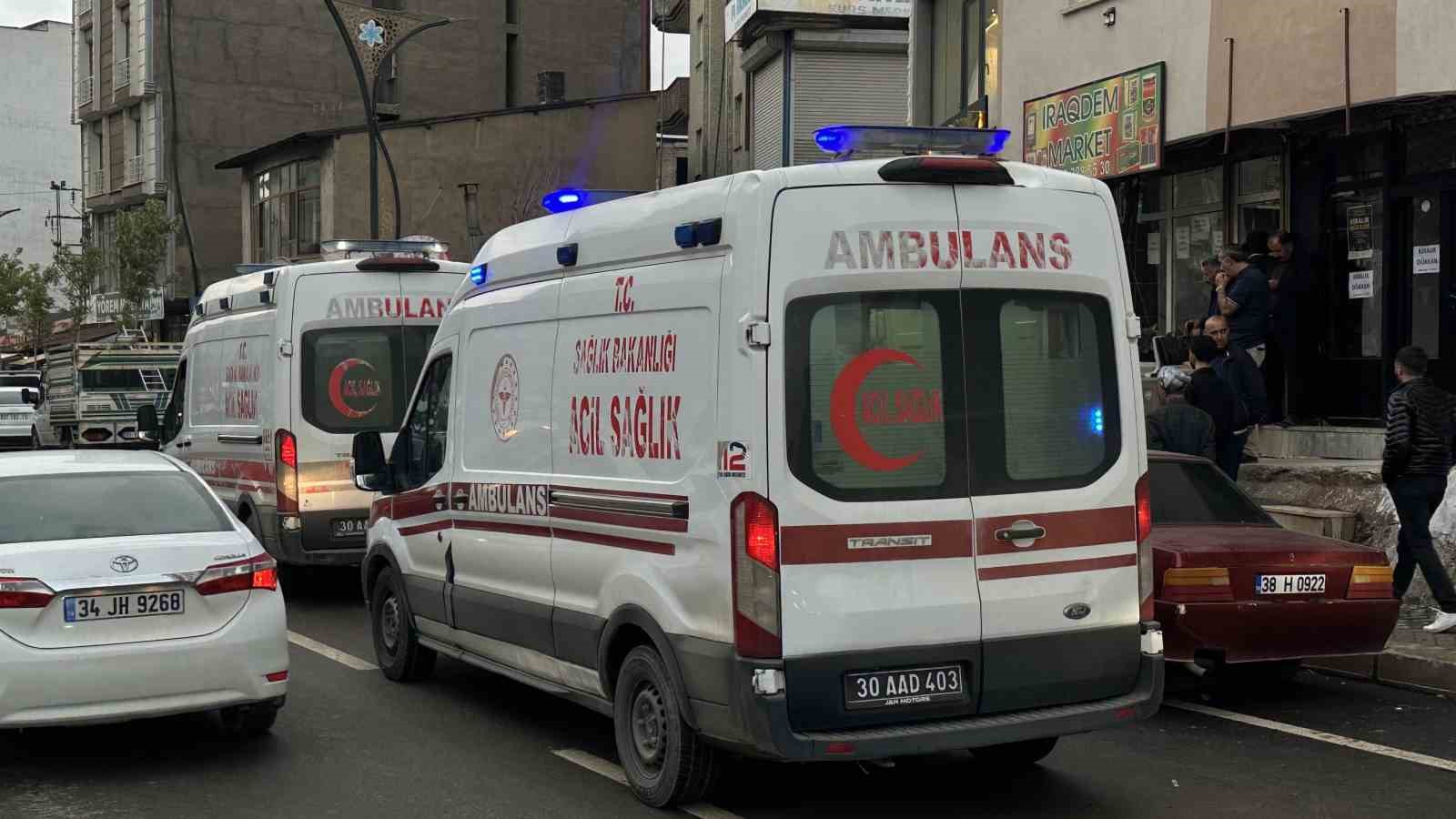 HAKKARİ'NİN YÜKSEKOVA İLÇESİNDE İKİ GRUP ARASINDA ÇIKAN TAŞLI VE SOPALI KAVGADA 4 KİŞİ YARALANDI.