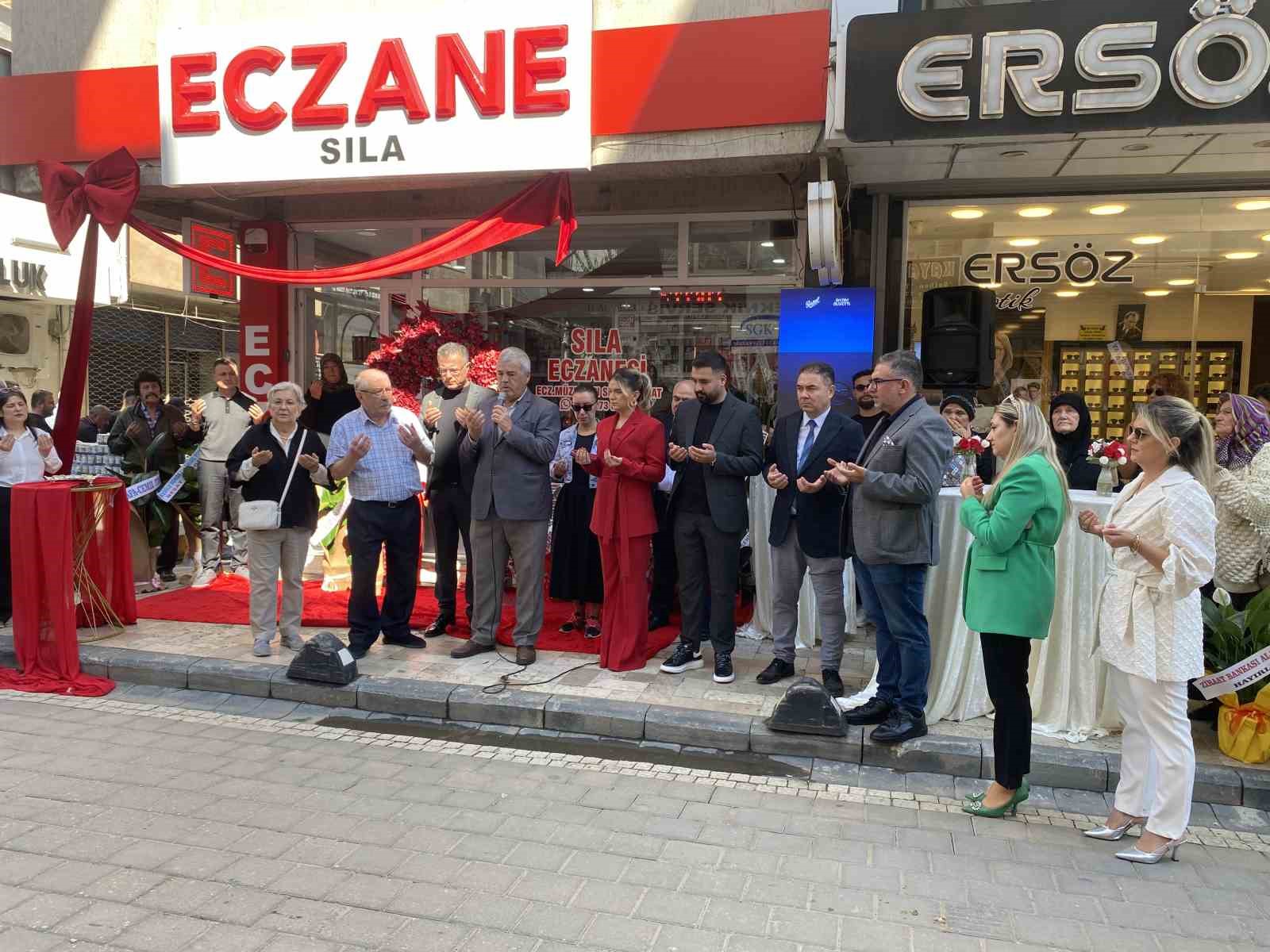 ALAŞEHİR’DE YENİ İŞ YERİNİN AÇILIŞINI YAPAN ECZACI MÜZEYYEN SILA AYKANAT, 2022 YILINDA HAYATINI KAYBEDEN BABASI, ESKİ ALAŞEHİR DEVLET HASTANESİ BAŞHEKİMİ DAHİLİYE UZMANI DR. MESTAN AY’I ANARKEN GÖZYAŞLARINA HAKİM OLAMADI. AYKANAT’IN, "BENİ ‘ECZACI KIZIM’ DİYE SEVERDİ. CANIM BABAM, EVLADIN BAŞARDI" SÖZLERİ AÇILIŞA KATILANLARA DUYGUSAL ANLAR YAŞATTI