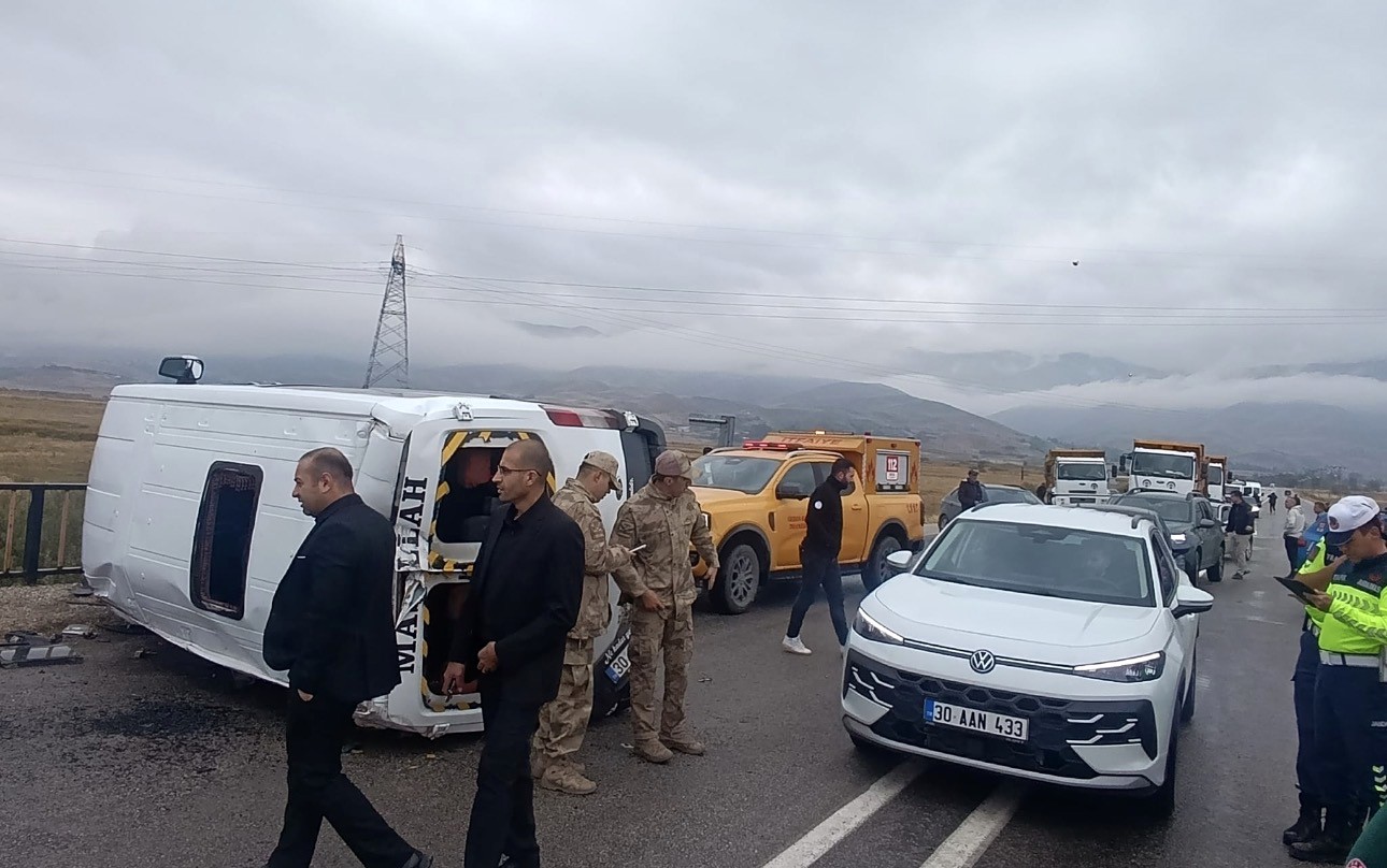 HAKKARİ'NİN YÜKSEKOVA İLÇESİNDE OKUL SERVİSİNİN DEVRİLMESİ SONUCU 10 ÖĞRENCİ YARALANDI.
