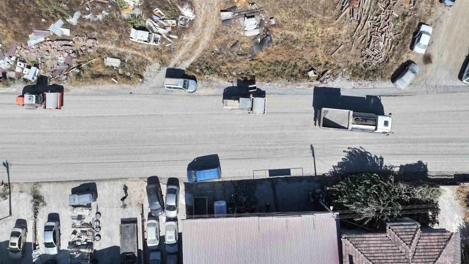 AHMET AKIN SÖZÜNÜ TUTTU, SANAYİ ESNAFININ YÜZÜ GÜLDÜ . BİN 600 METRELİK SATHİ KAPLAMA ÇALIŞMASIYLA YENİLENEN SANAYİ YOLU, UZUN ZAMANDIR YAŞANAN TOZ VE ÇAMUR SORUNUNDAN KURTULMUŞ OLDU.