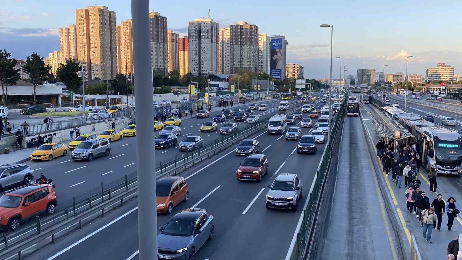 İSTANBUL’DA GEÇTİĞİMİZ GÜNLERDE ARALIKLARLA ETKİLİ OLAN YAĞIŞLAR NEDENİYLE SABAH VE AKŞAM SAATLERİNDE TRAFİK DURMA NOKTASINA GELMİŞTİ. YAĞIŞLARIN BİTMESİYLE KENT GENELİNDE TRAFİK YOĞUNLUĞU YÜZDE 54’E DÜŞTÜ.