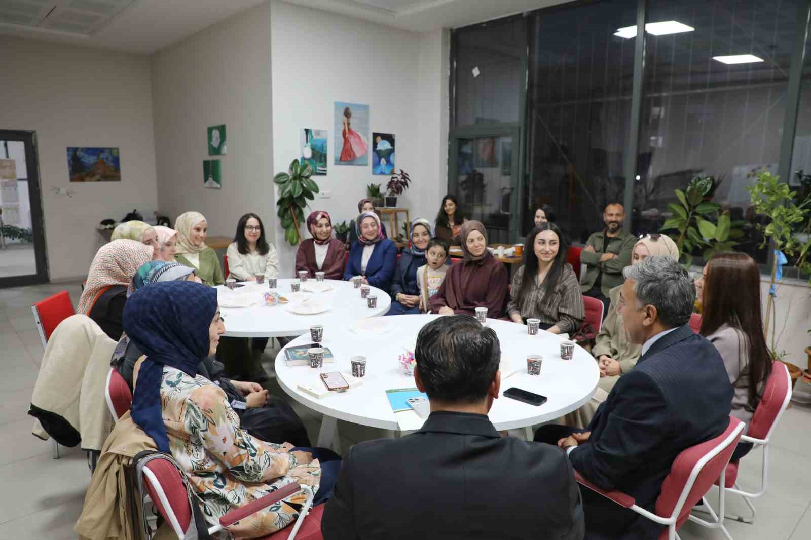 AĞRI'DA ÖĞRETMENLER, "OKUYAN ÖĞRETMENLER, OKUYAN NESİLLER" SLOGANIYLA BAŞLATILAN "MAARİF'İN KALBİNDE KİTAP SOHBETLERİ" PROGRAMINDA KİTAP ETRAFINDA BİR ARAYA GELECEK. PROGRAMIN İLK BULUŞMASINDA ÖĞRETMENLER, BİRLİKTE OKUYACAKLARI KİTABI BELİRLEDİ.