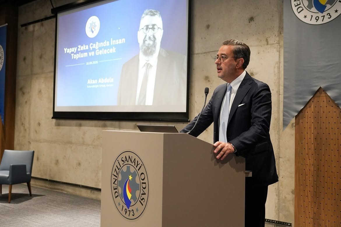 DENİZLİ SANAYİ ODASI (DSO), DÜNYADA HIZLA DEĞİŞEN EKONOMİK, TOPLUMSAL VE TEKNOLOJİK DİNAMİKLERİ İŞ DÜNYASININ GÜNDEMİNE TAŞIDI. "YAPAY ZEKÂ ÇAĞINDA İNSAN, TOPLUM VE GELECEK" ETKİNLİĞİNDE STRATEJİST VE FUTUREBRİGHT GROUP KURUCUSU AKAN ABDULA KONUK OLDU. DSO YÖNETİM KURULU, YÜKSEK İSTİŞARE KURULU VE MECLİS ÜYELERİNİN YANI SIRA FARKLI SEKTÖRLERDEN SANAYİCİLER VE İŞ DÜNYASI TEMSİLCİLERİNİN KATILDIĞI PROGRAMDA, YAPAY ZEKÂNIN SANAYİ VE EKONOMİNİN YANI SIRA TOPLUM VE İNSAN KAYNAĞI ÜZERİNDEKİ ETKİLERİ DEĞERLENDİRİLDİ.