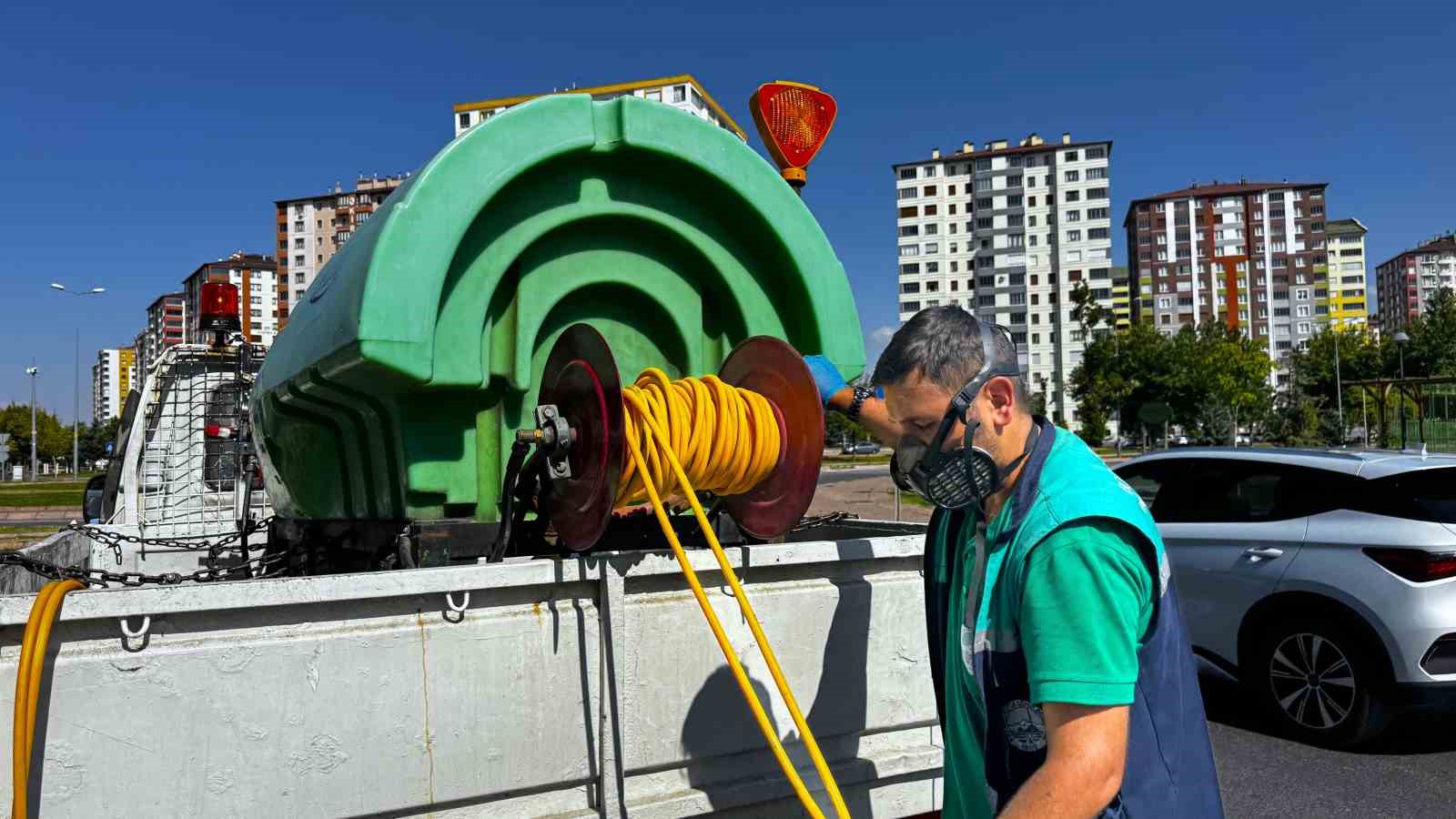 KAYSERİ BÜYÜKŞEHİR BELEDİYESİ; DÜZENLİ OLARAK SÜRDÜRDÜĞÜ İLAÇLAMA FAALİYETLERİNE YAZ MEVSİMİNDE HIZ VERDİ.