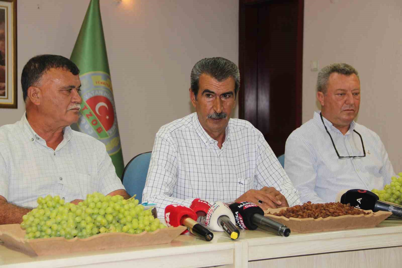ŞEHZADELER ZİRAAT ODASI BAŞKANI HÜSEYİN ALTINDAĞ (ORTADAKİ), ODANIN TOPLANTI SALONUNDA YAPTIĞI AÇIKLAMADA 2026-2027 SEZONUNUN ÜRETİCİLER, İŞLETMELER VE İHRACATÇILAR AÇISINDAN KAZANÇLI GEÇMESİNİ TEMENNİ EDEREK, BU YIL DOĞAL AFETLERİN ÖNCEKİ YILLARA GÖRE DAHA AZ YAŞANMASININ REKOLTEYİ ARTIRDIĞINI SÖYLEDİ.