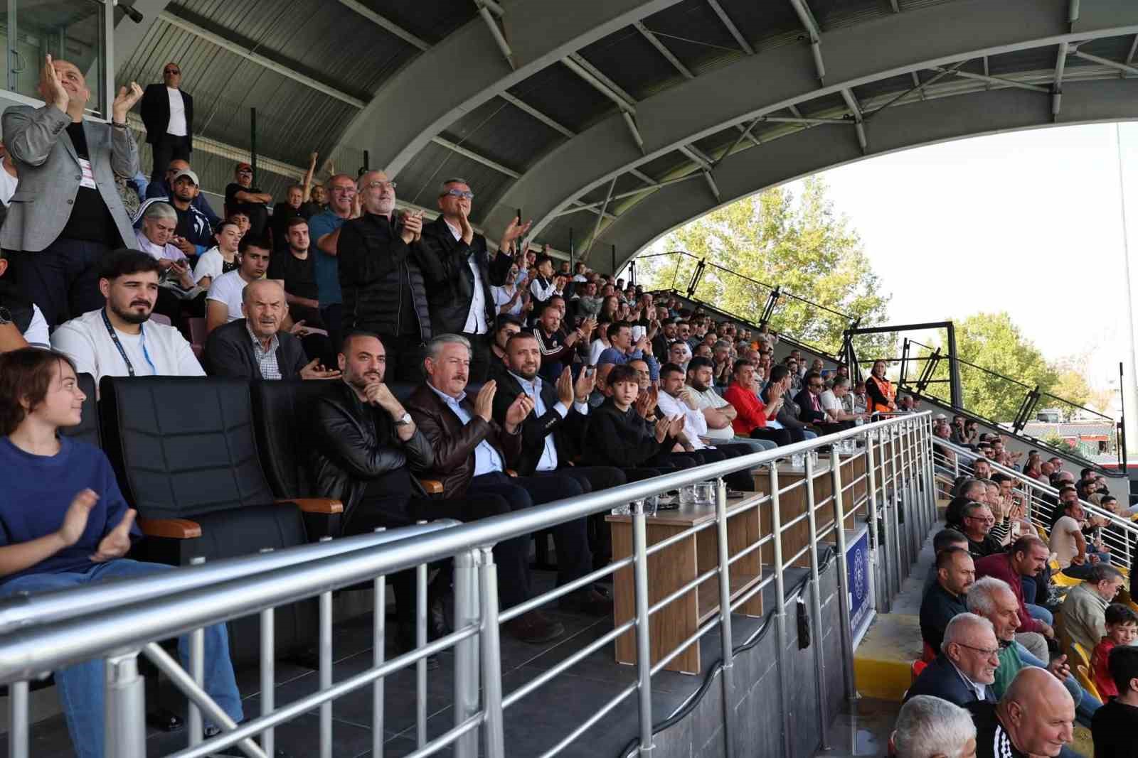 ERCİYES 38 FK KULÜP BAŞKANI LATİF ERSOY, ADANASPOR KARŞILAŞMASINDA TAKIMLARINA DESTEK VEREN MELİKGAZİ BELEDİYE BAŞKANI MUSTAFA PALANCIOĞLU’NA TEŞEKKÜR ETTİ