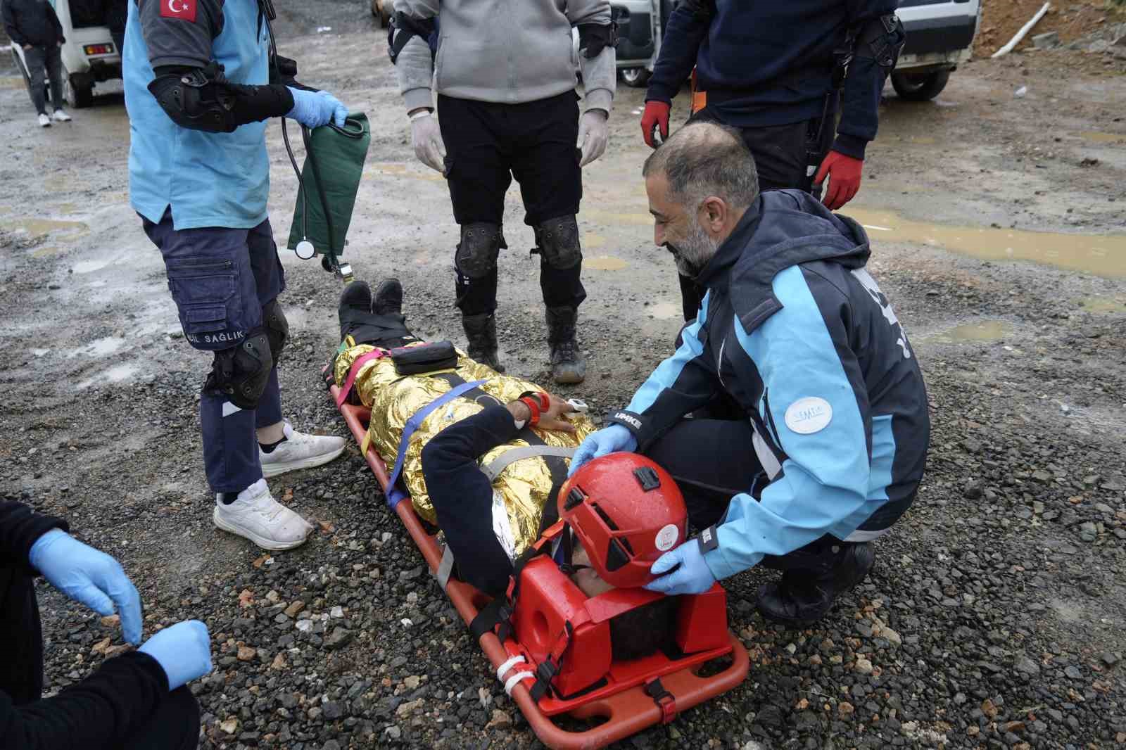 GÜMÜŞHANE’DE UMKE EKİPLERİ, HEYELAN SONRASI TRAFİK KAZASI SENARYOSUYLA MEDİKAL KURTARMA TATBİKATI GERÇEKLEŞTİRDİ.