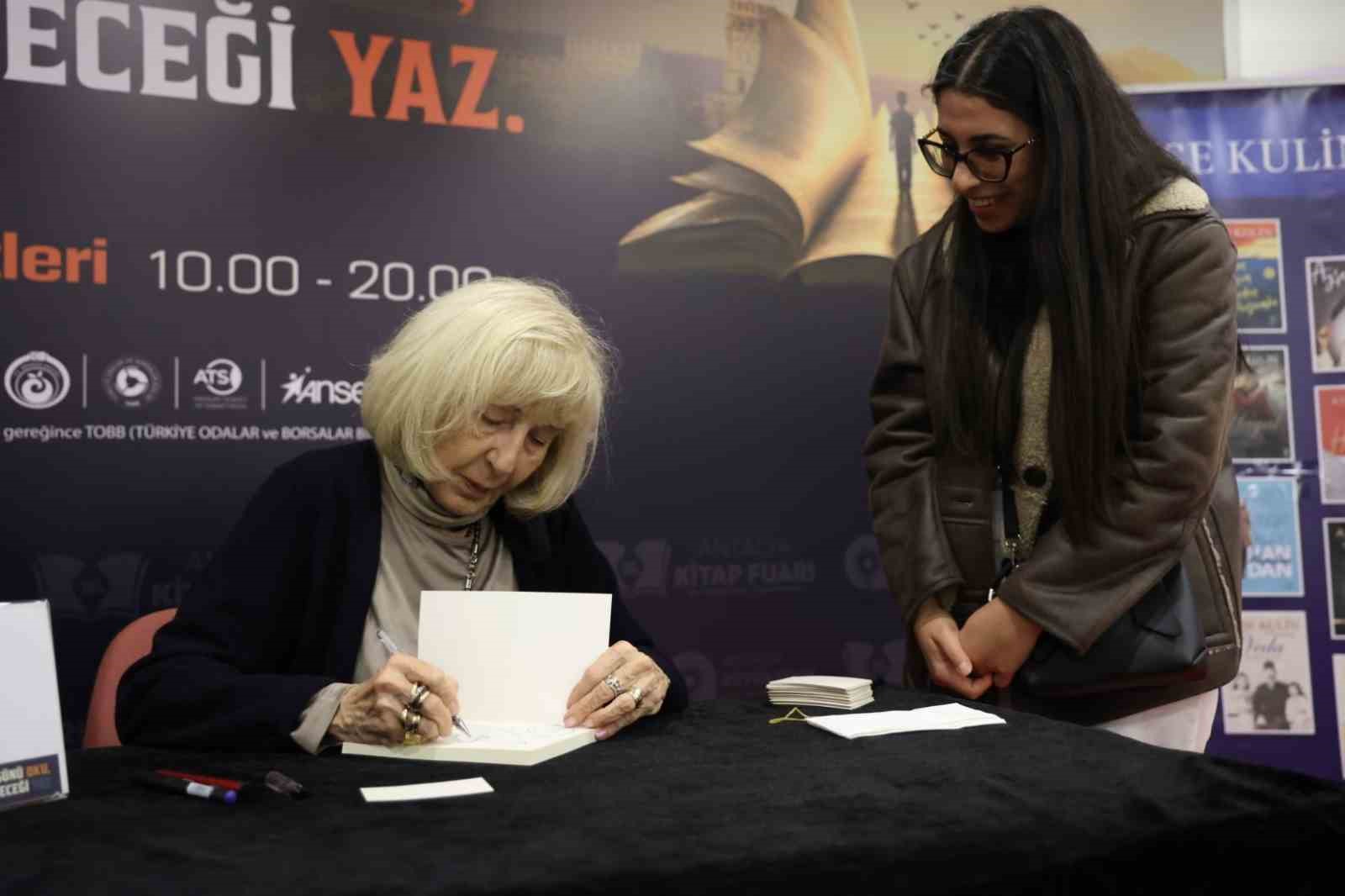 AYŞE KULİN'İN KİTABI İMZALAMASI