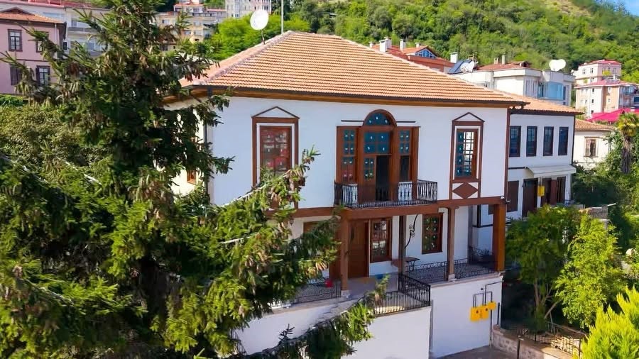 GİRESUN’UN TARİHİ ZEYTİNLİK SEMTİNDE YER ALAN NECATİBEY KONAĞI, GİRESUN İL ÖZEL İDARESİ TARAFINDAN GERÇEKLEŞTİRİLEN RESTORASYON ÇALIŞMALARIYLA YENİDEN ŞEHRİN KÜLTÜREL MİRASINA KAZANDIRILDI.
