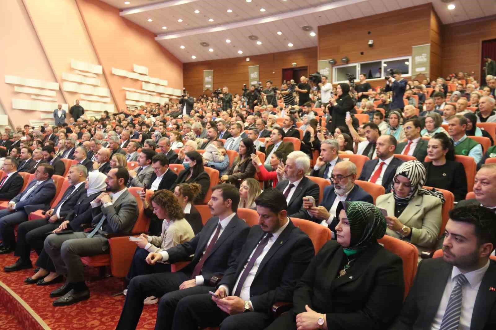 ESKİŞEHİR’DE AİLE ZİRVESİ, İLİM YAYMA VAKFI MÜTEVELLİ HEYETİ BAŞKANI NECMEDDİN BİLAL ERDOĞAN’IN KATILIMIYLA ESKİŞEHİR OSMANGAZİ ÜNİVERSİTESİ (ESOGÜ) KONGRE VE KÜLTÜR MERKEZİ'NDE DÜZENLENDİ.