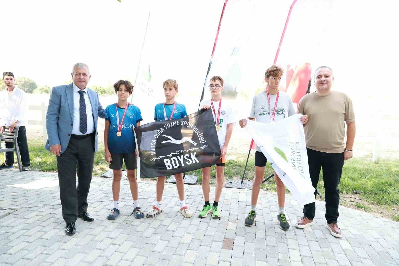 SPORA VE SPORCUYA BÜYÜK ÖNEM VEREN OSMANGAZİ BELEDİYESİ, GENÇLERİ SPORA TEŞVİK ETMEK VE SPORUN YAYGINLAŞMASINI SAĞLAMAK AMACIYLA DÜZENLENEN ORGANİZASYONLARA DESTEK VERMEYE DEVAM EDİYOR. BU KAPSAMDA, TÜRKİYE TRİATLON FEDERASYONU BURSA İL TEMSİLCİLİĞİ, OSMANGAZİ BELEDİYESİ VE OSMANGAZİ BELEDİYESPOR İŞ BİRLİĞİNDE DÜZENLENEN BURSA DUATLON İL BİRİNCİLİĞİ MÜSABAKALARI, NEFES KESEN YARIŞLARA SAHNE OLDU.