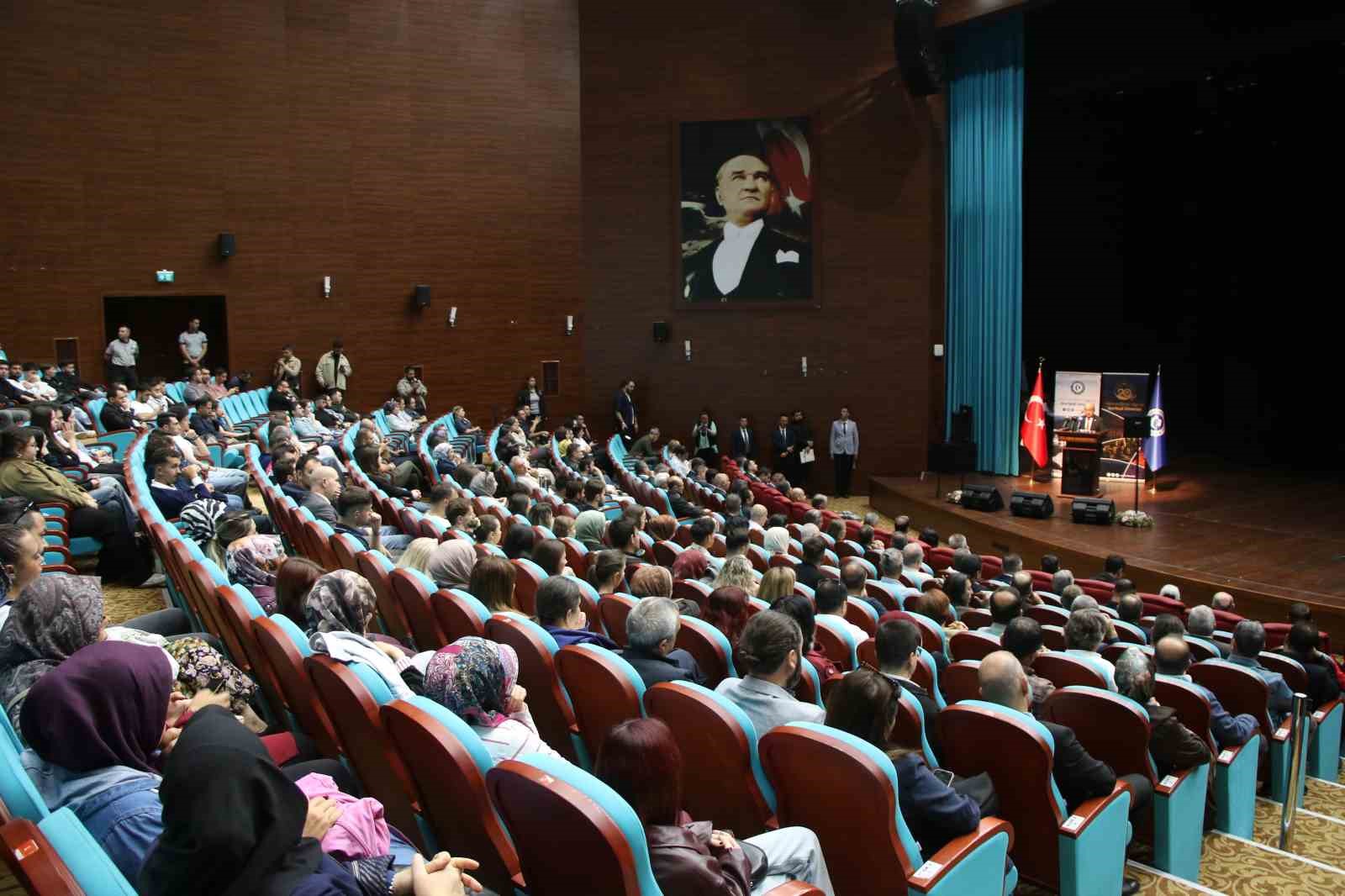 UŞAK VALİLİĞİ VE UŞAK ÜNİVERSİTESİ İŞ BİRLİĞİNCE DÜZENLENEN KAMPÜSTEN ŞEHRE GENÇLİK BULUŞMASI ETKİNLİKLERİ KAPSAMINDA ‘TİMSAL KARABEKİR İLE TARİHİN KALBİNE YOLCULUK’ SÖYLEŞİSİ GERÇEKLEŞTİRİLDİ.