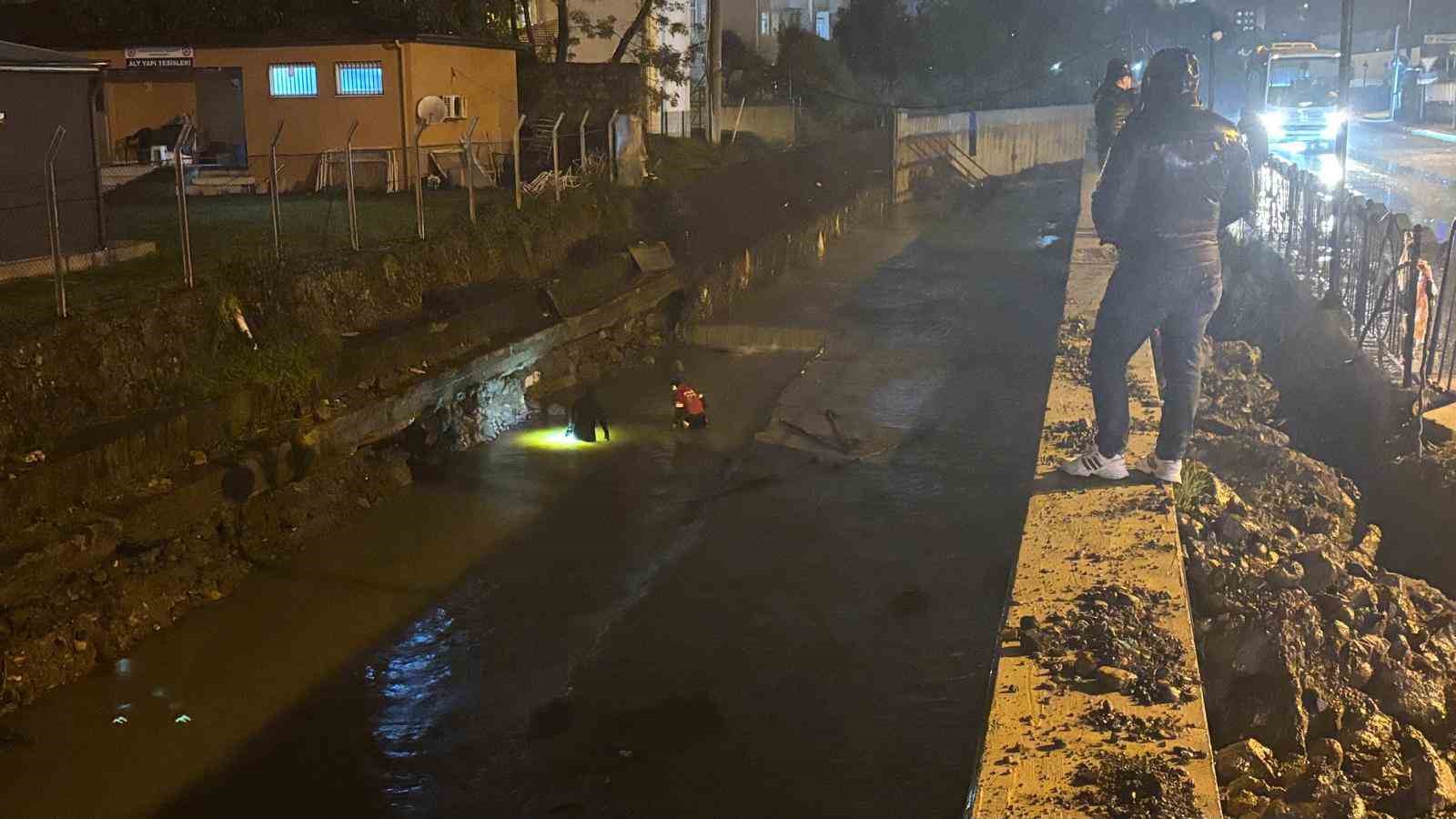 OLAYIN ARDINDAN ŞÜPHELİNİN BEYLİK TABANCASINI KARGA MAHALLESİ’NDEKİ DEREYE ATTIĞI İDDİA EDİLDİ. BUNUN ÜZERİNE KARADENİZ EREĞLİ İLÇE EMNİYET MÜDÜRLÜĞÜNE BAĞLI DALGIÇ POLİSLER TARAFINDAN DEREDE SİLAHI BULMAK AMACIYLA ARAMA ÇALIŞMASI BAŞLATILDI.