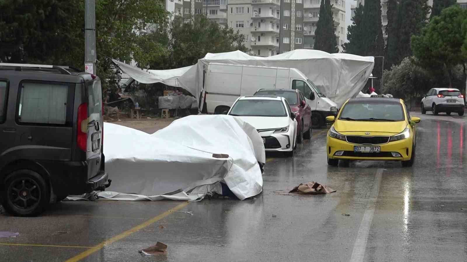 METEOROLOJİ GENEL MÜDÜRLÜĞÜNÜN YAĞIŞ, ŞİDDETLİ RÜZGAR VE FIRTINA UYARISINDA BULUNDUĞU ANTALYA'DA ÖĞLE SAATLERİNDE ANİ BASTIRAN RÜZGAR NEDENİYLE 'SOSYETE PAZARI' OLARAK BİLİNEN SEMT PAZARINDA TENTELER YERLERE DÜŞTÜ, ESNAF VE VATANDAŞLAR ZOR ANLAR YAŞADI.