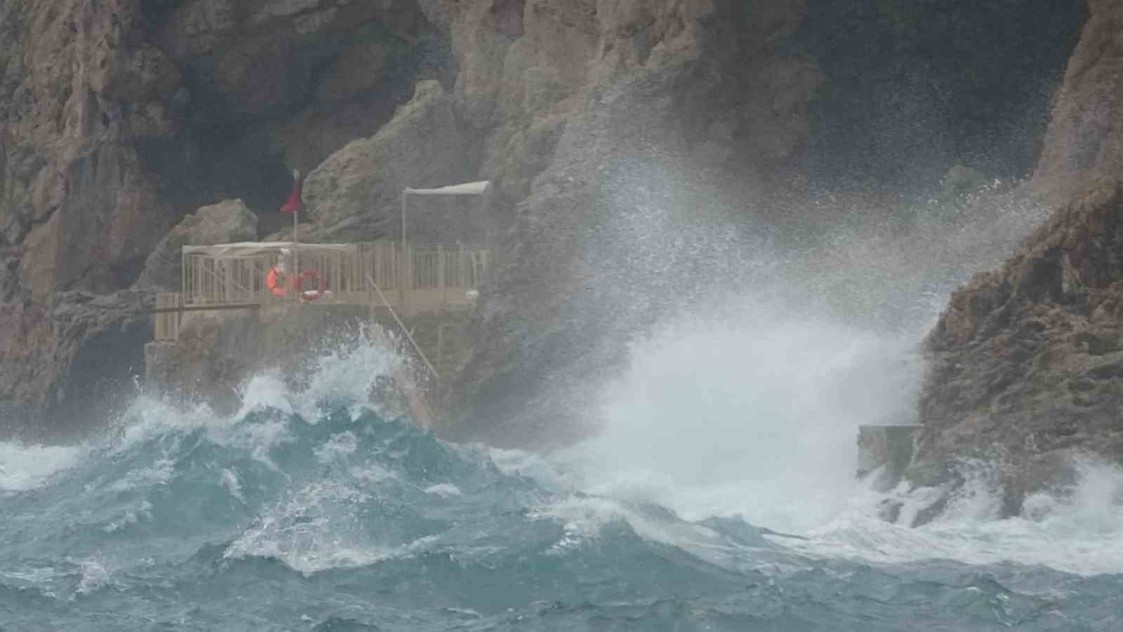 METEOROLOJİ GENEL MÜDÜRLÜĞÜNÜN UYARIDA BULUNDUĞU ANTALYA'DA ÖĞLE SAATLERİNDE ANİDEN BAŞLAYAN FIRTINA, DEV DALGALAR OLUŞTURDUĞU DÜNYACA ÜNLÜ SAHİLİ BEYAZA BÜRÜDÜ.