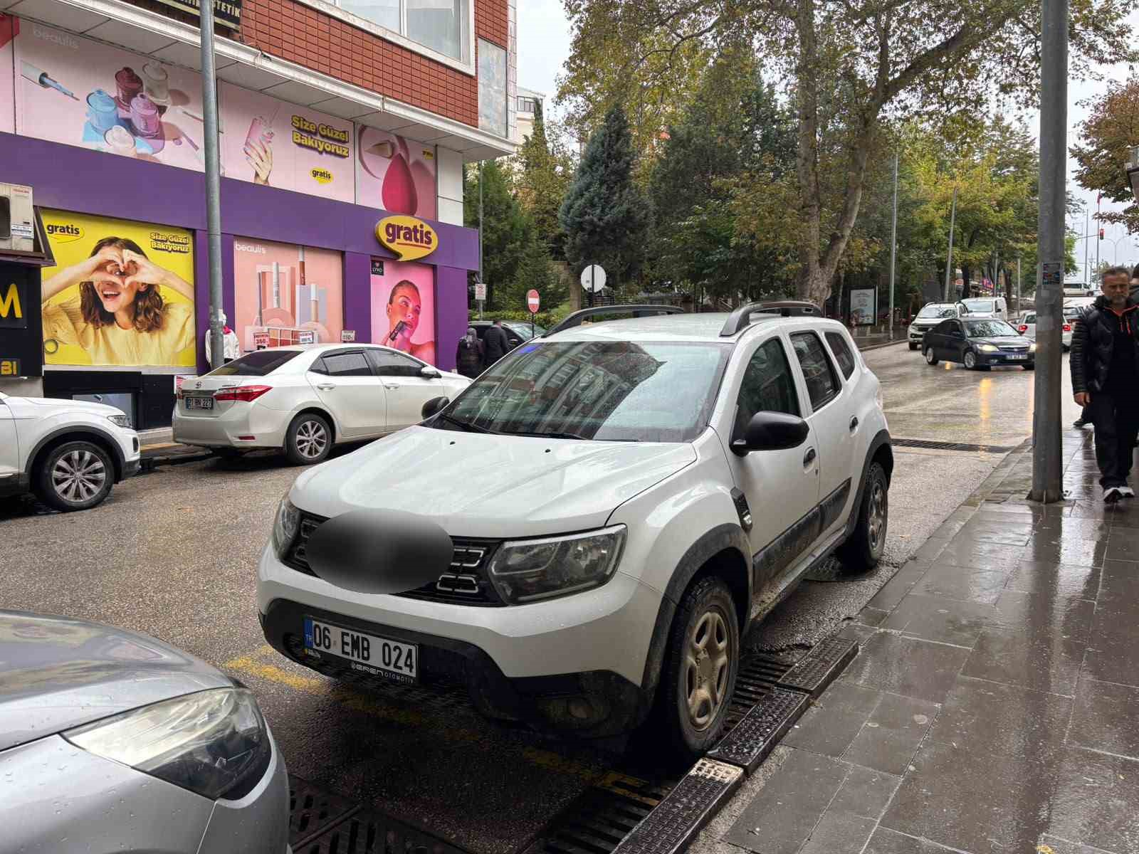 BİLECİK'TE HEM TERS ŞERİTTEN GELEN HEM DE MİNİBÜS DURAĞINA PARK EDEN SÜRÜCÜ TEPKİLERE NEDEN OLDU.
