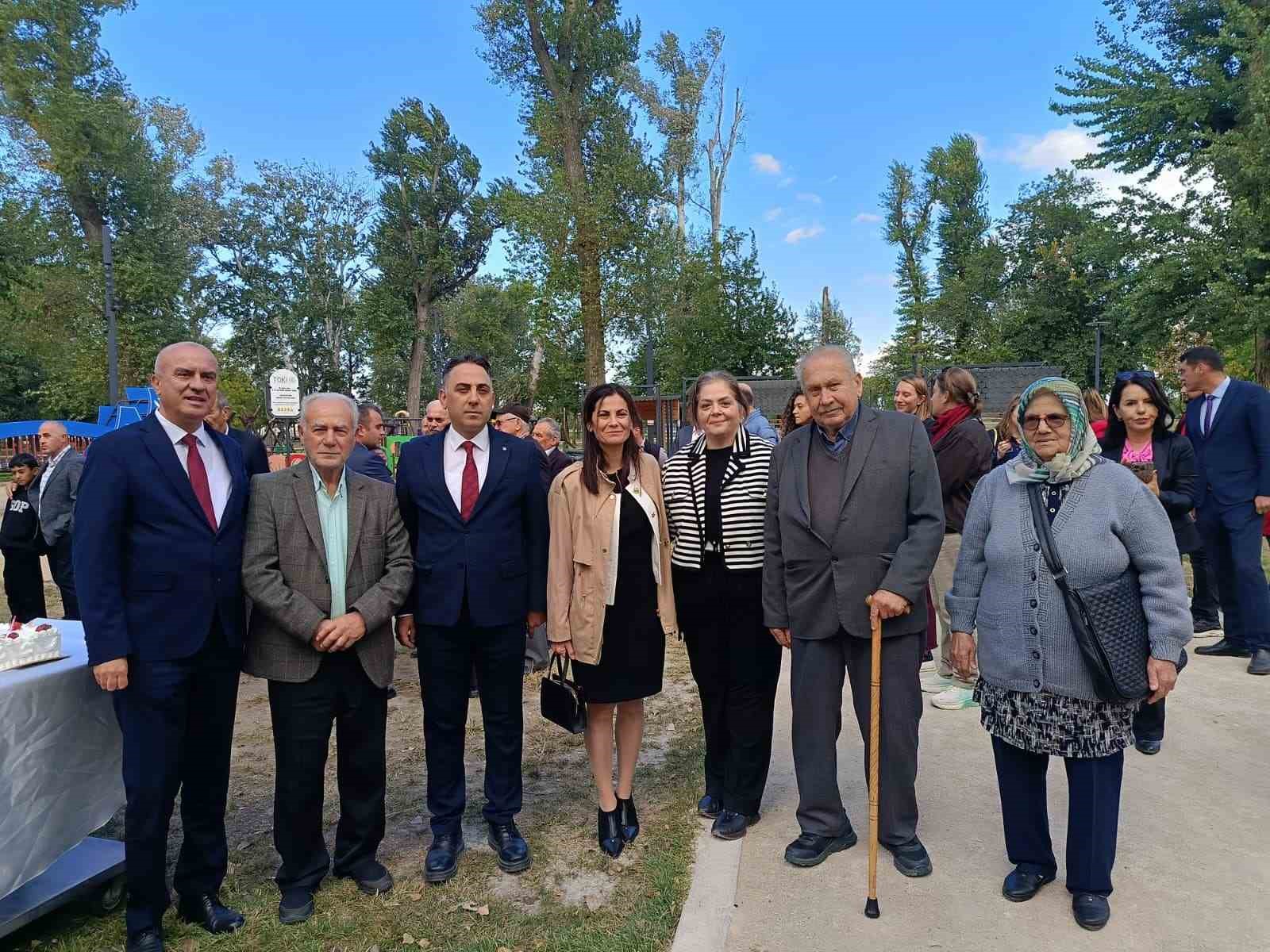 EDİRNE'DE AİLE VE SOSYAL HİZMETLER İL MÜDÜRLÜĞÜ ÖNCÜLÜĞÜNDE 1 EKİM DÜNYA YAŞLILAR GÜNÜ DOLAYISIYLA MİLLET BAHÇESİ'NDE FARKINDALIK YÜRÜYÜŞÜ DÜZENLENDİ.