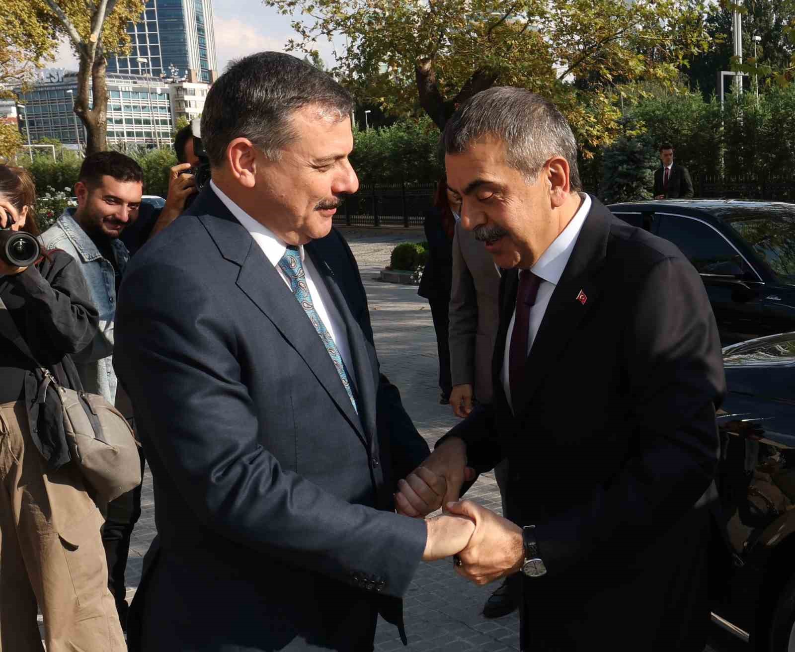 İÇİŞLERİ BAKANI MUSTAFA ÇİFTÇİ, "İLK DEFA BU SENE OKULLARIMIZDA 31 BİN TANE BAHÇE GÖREVLİSİ İSTİHDAM ETMİŞ OLDUK" DEDİ.