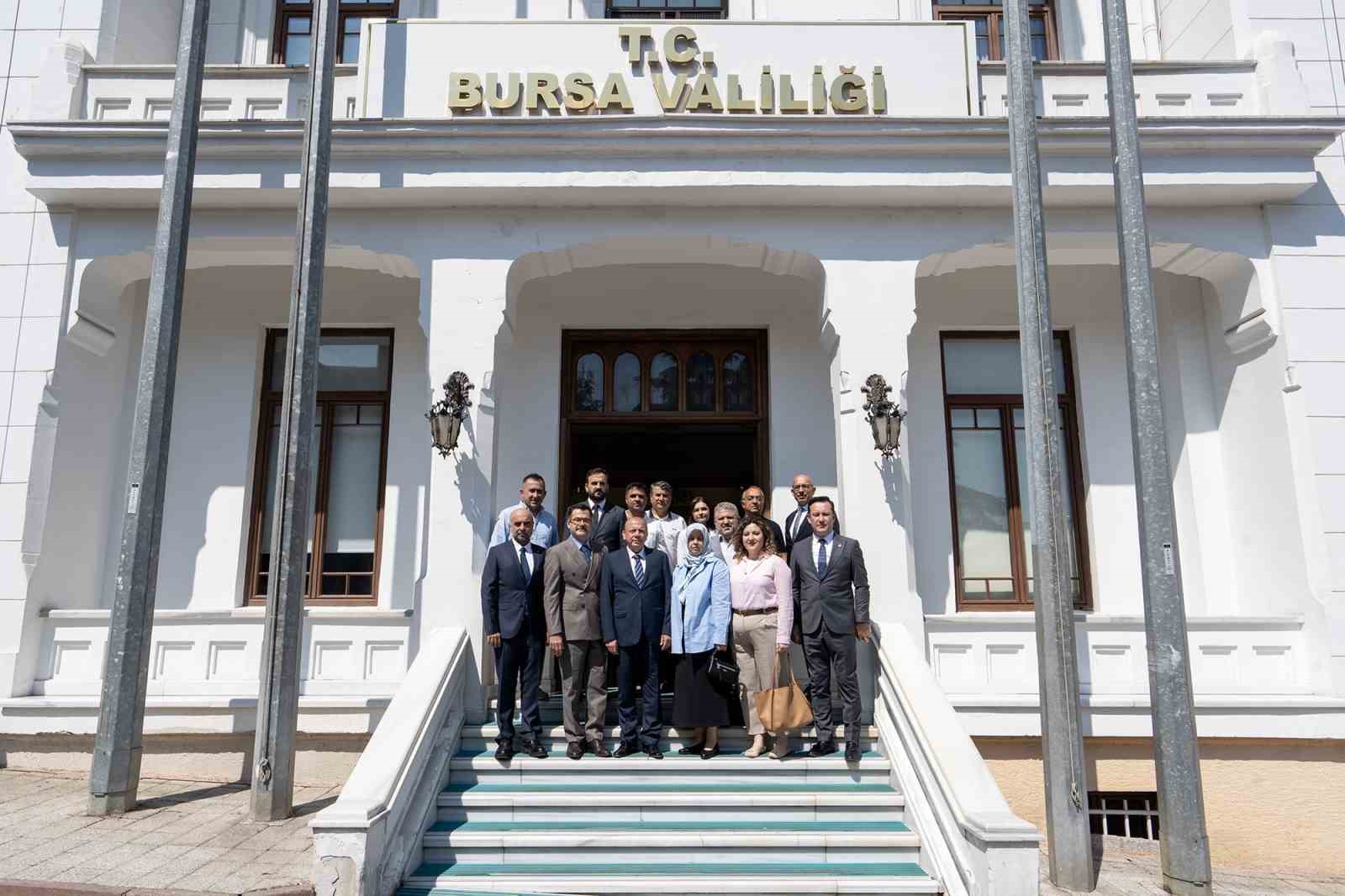 BURSA TİCARET BORSASI, MERHUM MECLİS BAŞKANI MEHMET AYDIN’IN VEFAT YIL DÖNÜMÜNDE ANLAMLI BİR PROTOKOLE İMZA ATTI. MÜLKİYETİ BURSA TİCARET BORSASI’NA AİT OLAN OKUL BİNASI, BURSA VALİLİĞİ’NDE DÜZENLENEN TÖRENLE MİLLÎ EĞİTİM BAKANLIĞI’NA DEVREDİLDİ. OKULUN ADI, MERHUM BAŞKANIN ANISINI YAŞATMAK AMACIYLA "BURSA TİCARET BORSASI MEHMET AYDIN İMAM HATİP ORTAOKULU" OLARAK DEĞİŞTİRİLDİ.