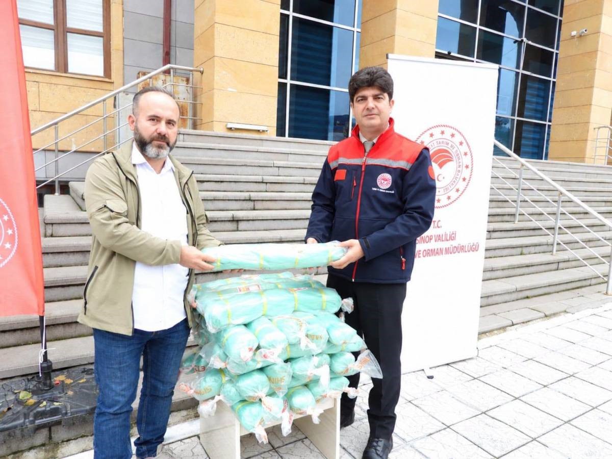 SİNOP’UN DURAĞAN İLÇESİNDE, ALTINKAYA BARAJ GÖLÜ’NDE FAALİYET GÖSTEREN GELENEKSEL BALIKÇILARA UZATMA AĞI VE DONAM MALZEMESİ DESTEĞİ SAĞLANDI.
