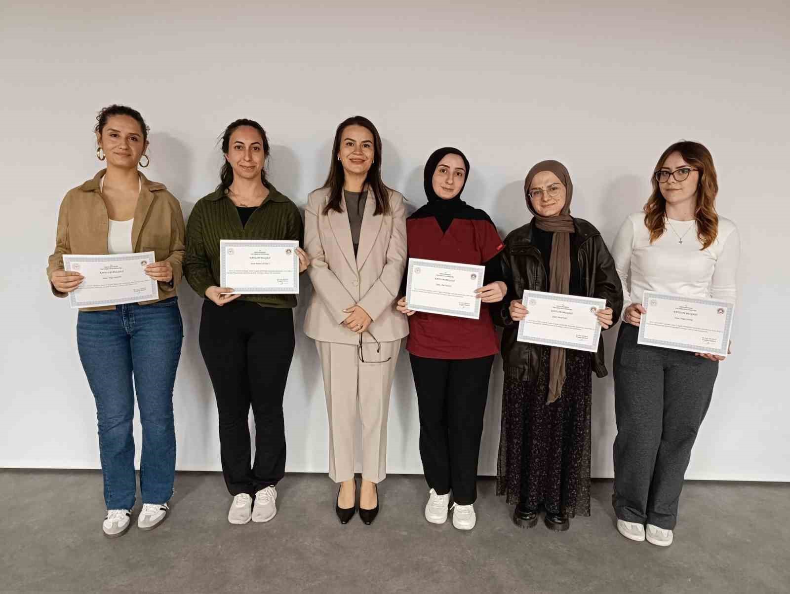 AYDIN ŞEHİR HASTANESİ'NDE ANNE S&Uuml;T&Uuml;N&Uuml;N TEŞVİKİ VE BEBEK DOSTU SAĞLIK KURULUŞLARI PROGRAMI KAPSAMINDA D&Uuml;ZENLENEN EMZİRME DANIŞMANLIĞI EĞİTİMİ'Nİ BAŞARIYLA TAMAMLAYAN KATILIMCILARA SERTİFİKALARI T&Ouml;RENLE VERİLDİ.