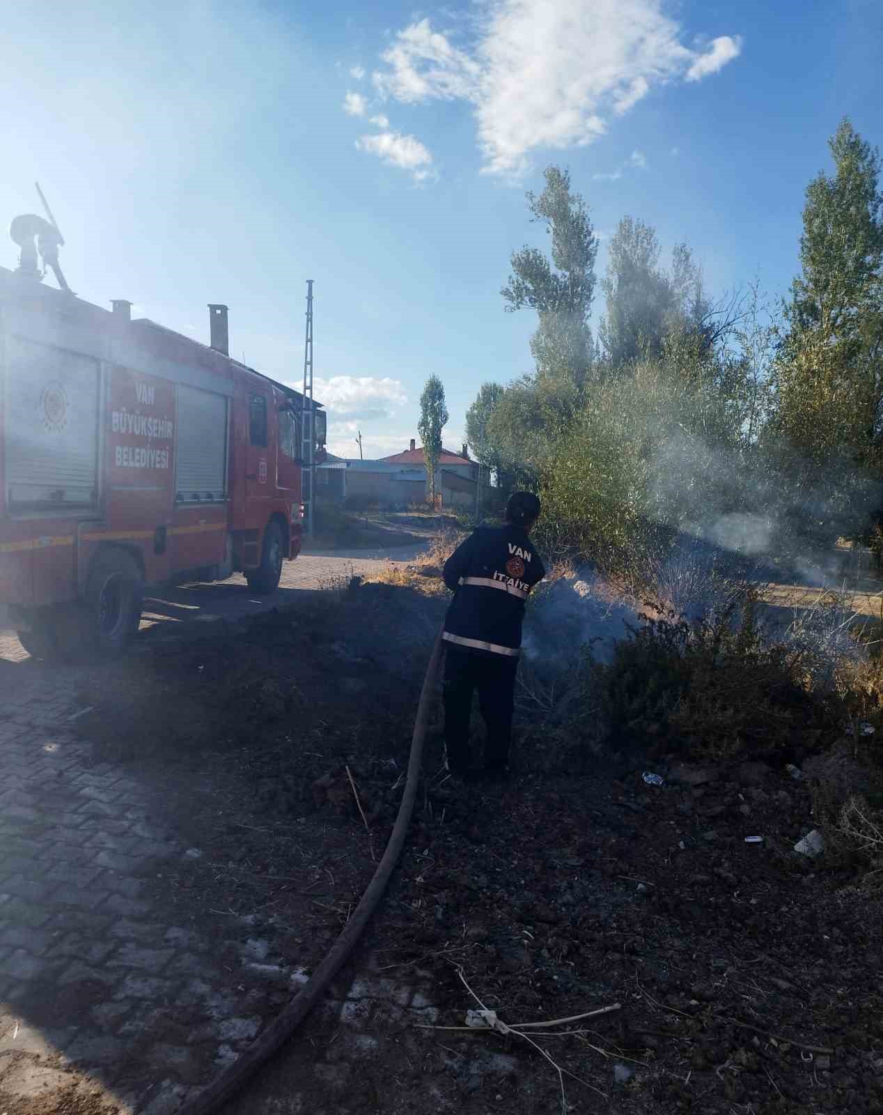 VAN'IN GEVAŞ İLÇESİNDE ÇIKAN ÖRTÜ ÜSTÜ YANGIN, İTFAİYE EKİPLERİ TARAFINDAN SÖNDÜRÜLDÜ.