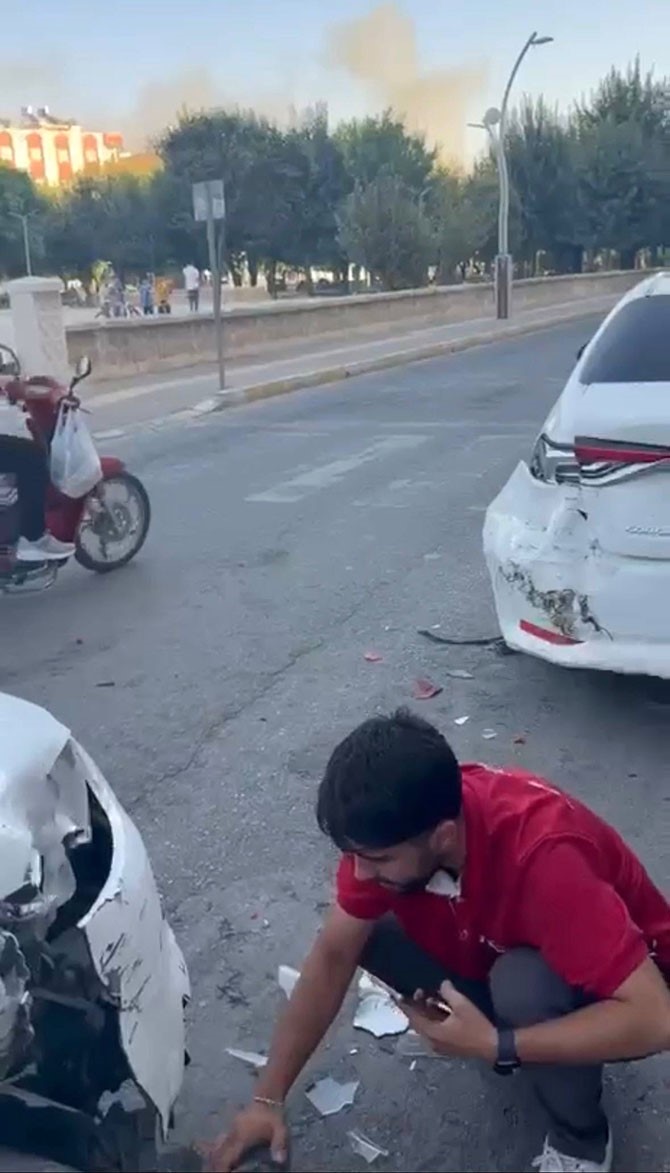 NUSAYBİN İLÇESİNDE HAFİF TİCARİ ARAÇ İLE OTOMOBİLİN ÇARPIŞTIĞI KAZA MADDİ HASARLA ATLATILDI.