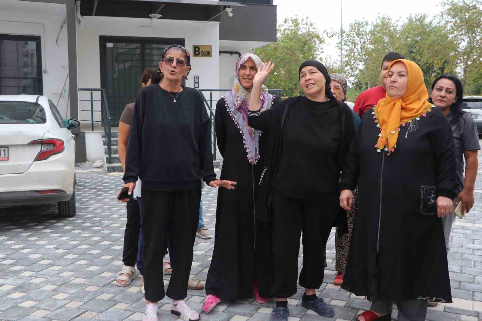 ADANA’DA 11 KATLI APARTMANIN SAKİNLERİ, SIK SIK ARIZALANAN ASANSÖR NEDENİYLE MAĞDURİYET YAŞADIKLARINI BELİRTEREK ADETA İSYAN ETTİ.