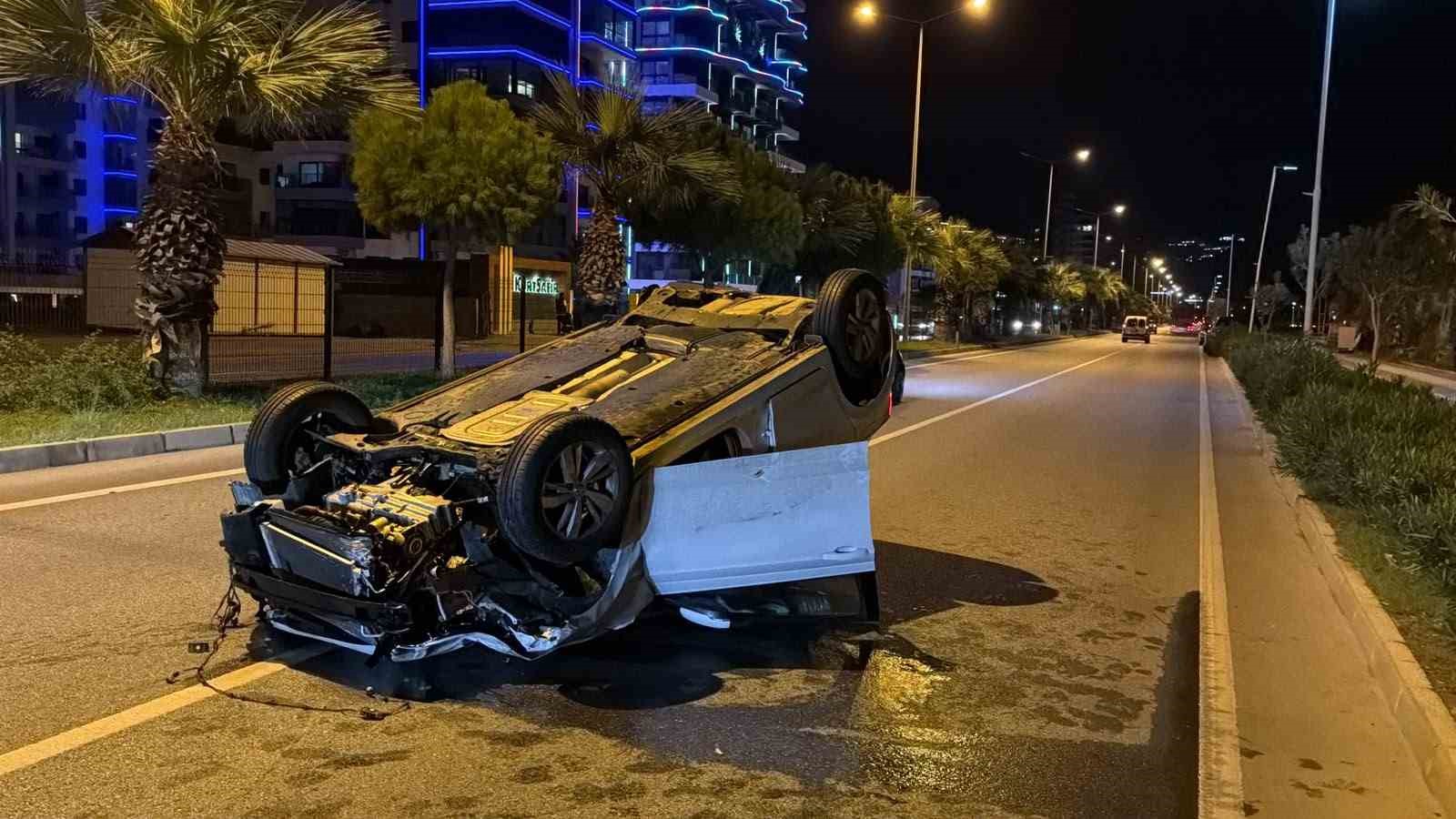ANTALYA’NIN ALANYA İLÇESİNDE İKİ OTOMOBİLİN KARIŞTIĞI TRAFİK KAZASINDA 2 KİŞİ YARALANDI. ÇARPMANIN ETKİSİYLE TAKLA ATAN OTOMOBİLİN SÜRÜCÜSÜ KAZAYI YARA ALMADAN ATLATTI. YARALILARDAN BİRİNİN HAYATİ TEHLİKESİNİN BULUNDUĞU ÖĞRENİLDİ.