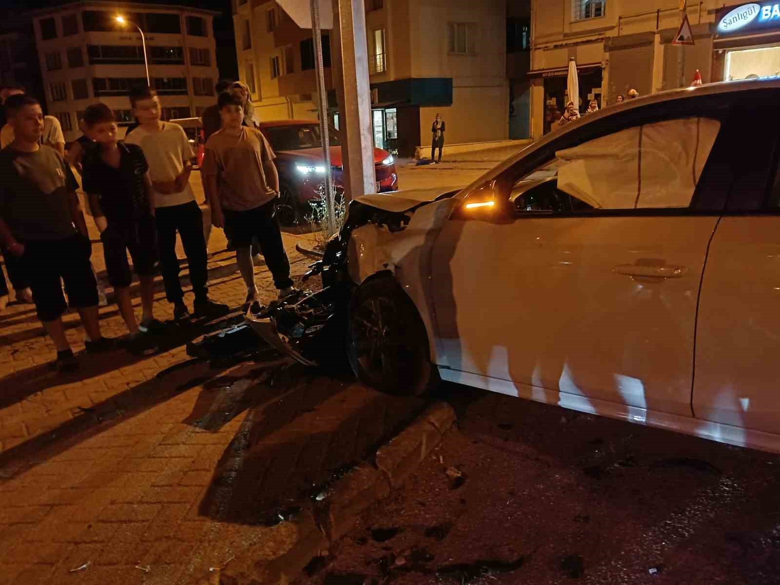 ESKİŞEHİR'DE  İLÇESİNDE İKİ ARACIN ÇARPIŞMASI SONUCU MEYDANA GELEN TRAFİK KAZASINDA ŞANS ESERİ YARALANAN OLMAZKEN, ARAÇLAR KULLANILAMAZ HALE GELDİ. YAPILAN KONTROLLERDE 1,62 PROMİL ALKOLLÜ OLDUĞU BELİRLENEN ERKEK SÜRÜCÜ C.B.'YE 25 BİN TL CEZA KESİLEREK EHLİYETİNE 6 AY SÜREYLE EL KONULDU.