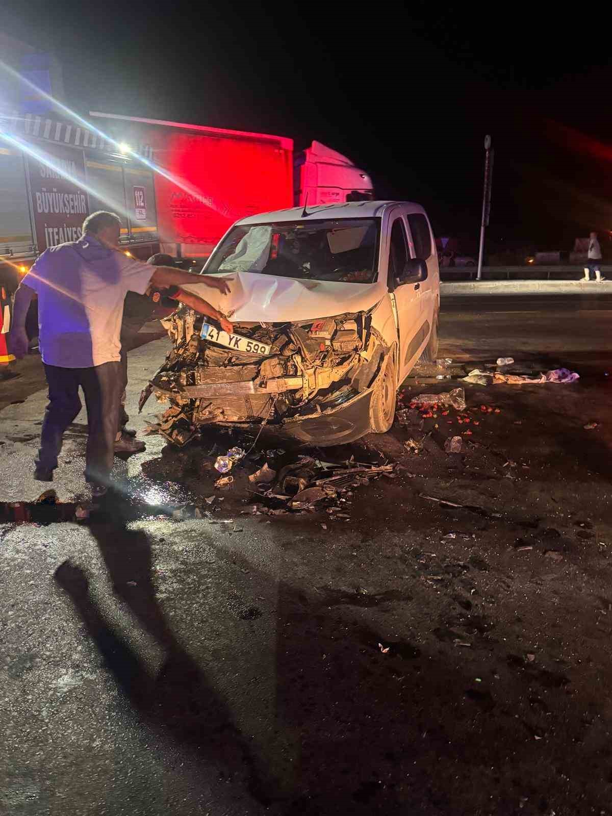 SAKARYA’NIN AKYAZI İLÇESİNDE MEYDANA GELEN TRAFİK KAZASINDA, HAFİF TİCARİ ARAÇ İLE OTOMOBİLİN ÇARPIŞMASI NETİCESİNDE 1’İ AĞIR, 1'İ BEBEK OLMAK ÜZERE TOPLAM 7 KİŞİ YARALANDI.