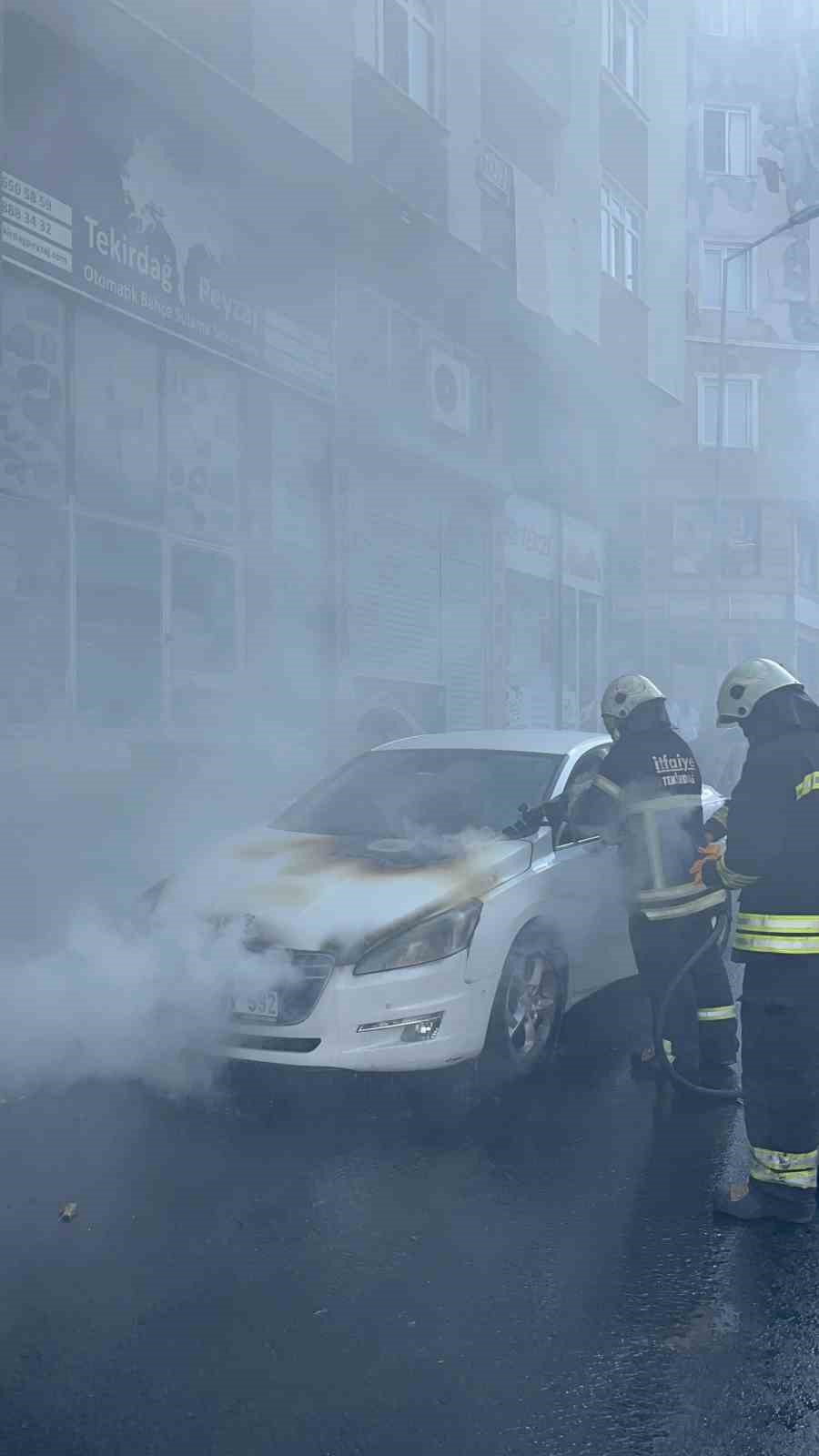 ÇORLU’DA KORKU DOLU ANLAR: PARK HALİNDEKİ ARAÇ BİR ANDA ALEV ALDI