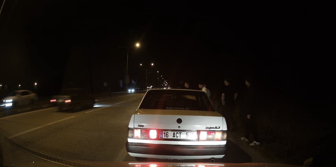 İNEGÖL İLÇESİNDE POLİS UYGULAMASININ YANINDAN ABARTI EGZOZ SESİYLE GEÇEN SÜRÜCÜ, EKİPLER TARAFINDAN DURDURULDU.