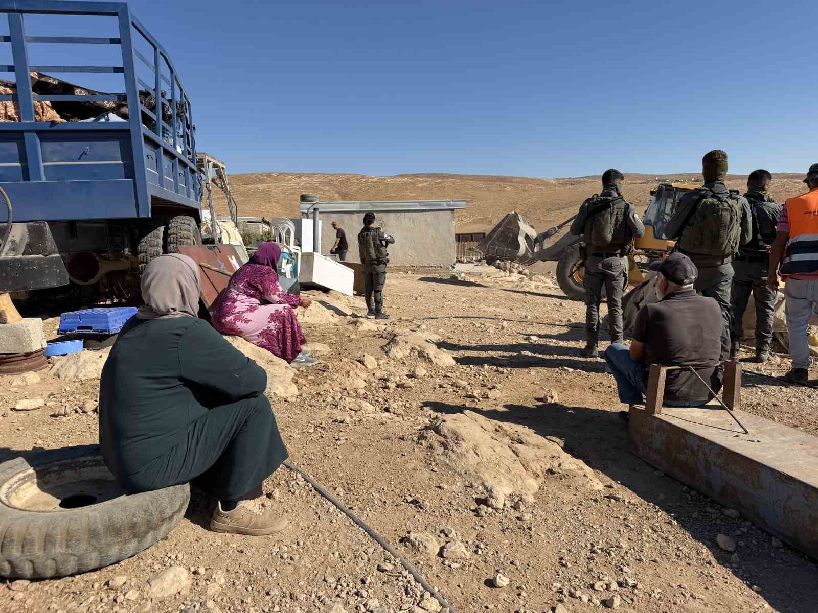 İSRAİL ASKERLERİ, EL HALİL'İN AL-FAKHİT KÖYÜNDE YAŞAYAN 8 KİŞİLİK FİLİSTİNLİ SABHA AİLESİNİN EVİNİ, SU KUYUSUNU VE AĞILINI YIKTI.