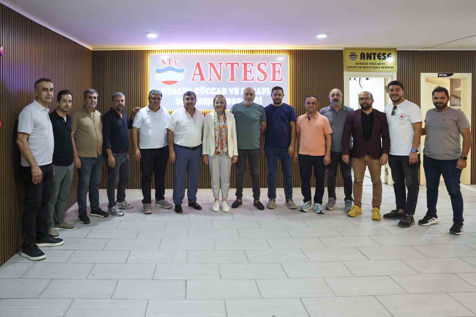 ATSO BAŞKAN ADAYI HATİCE ÖZ, SEÇİM ÇALIŞMALARI KAPSAMINDA ANTALYA TOPTANCI HALİ'Nİ ZİYARET ETTİ.