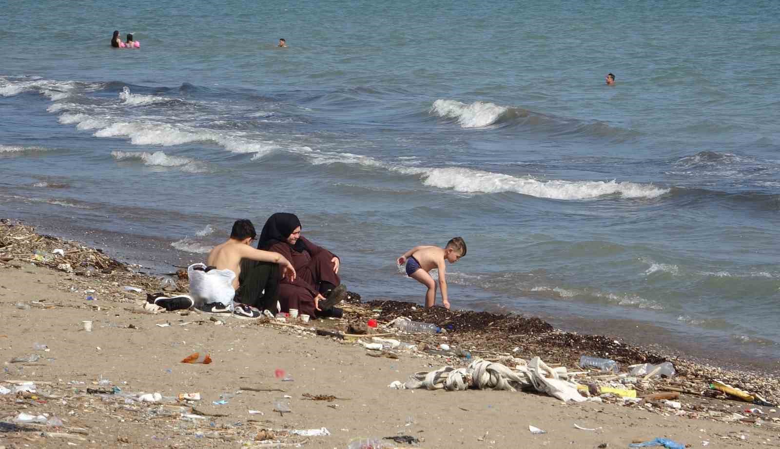 MERSİN’İN BAZI KIYI KESİMLERİNDE ÇÖP, ODUN PARÇALARI VE PLASTİK ATIKLARIN OLUŞTURDUĞU KİRLİLİK GÖZLENDİ.