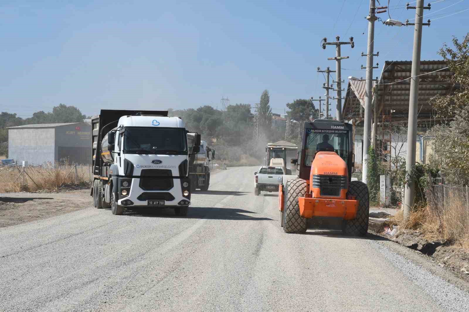 AHMET AKIN SÖZÜNÜ TUTTU, SANAYİ ESNAFININ YÜZÜ GÜLDÜ . BİN 600 METRELİK SATHİ KAPLAMA ÇALIŞMASIYLA YENİLENEN SANAYİ YOLU, UZUN ZAMANDIR YAŞANAN TOZ VE ÇAMUR SORUNUNDAN KURTULMUŞ OLDU.