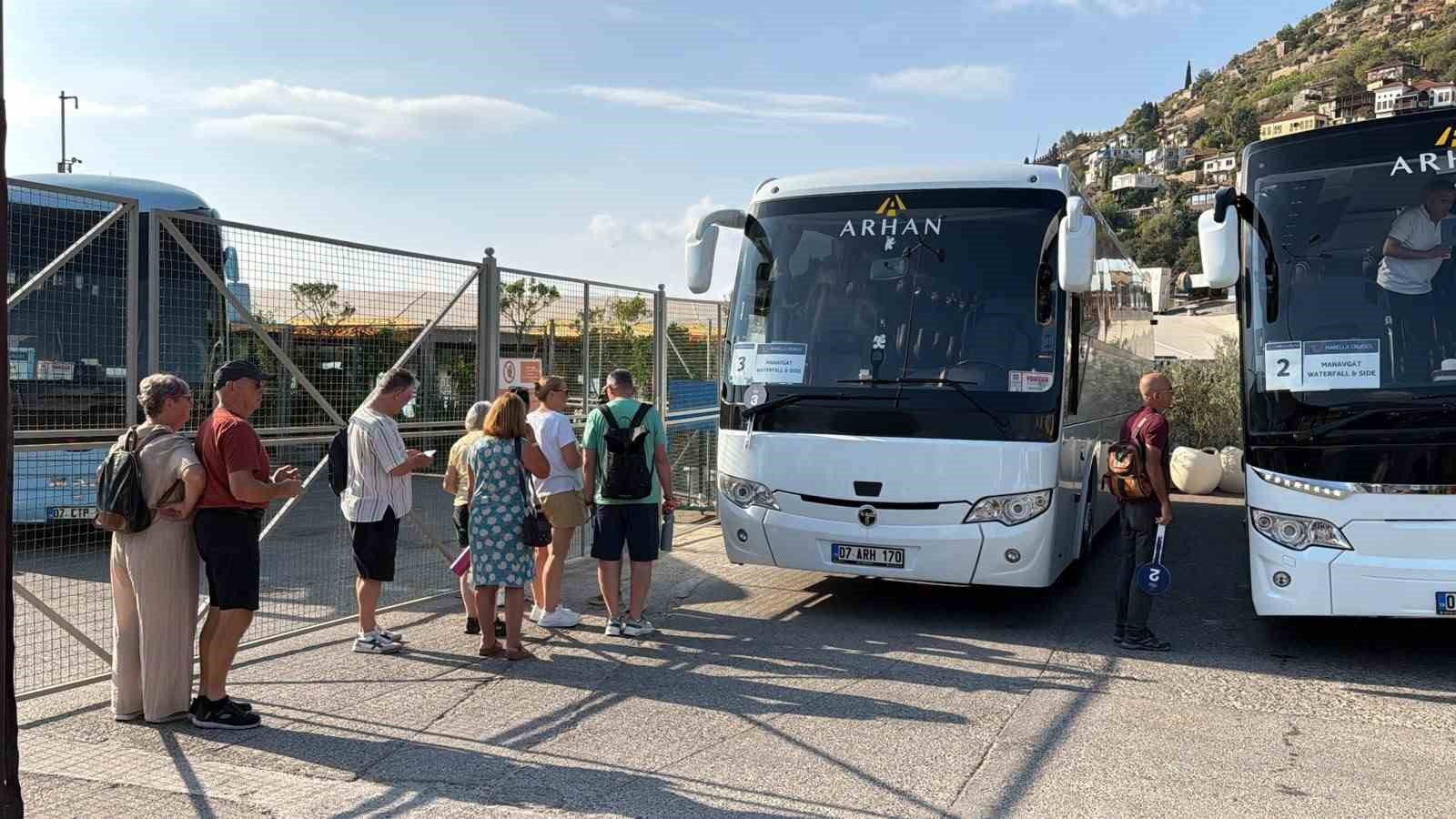 ANTALYA’NIN ALANYA İLÇESİNE MALTA BANDIRALI 264 METRE UZUNLUĞUNDAKİ MARELLA DİSCOVERY İSİMLİ KRUVAZİYER GEMİSİ GELDİ. GEMİDE BULUNAN BİN 765 TURİST İLE 735 MÜRETTEBAT İLÇEYE HAREKETLİLİK KATTI.